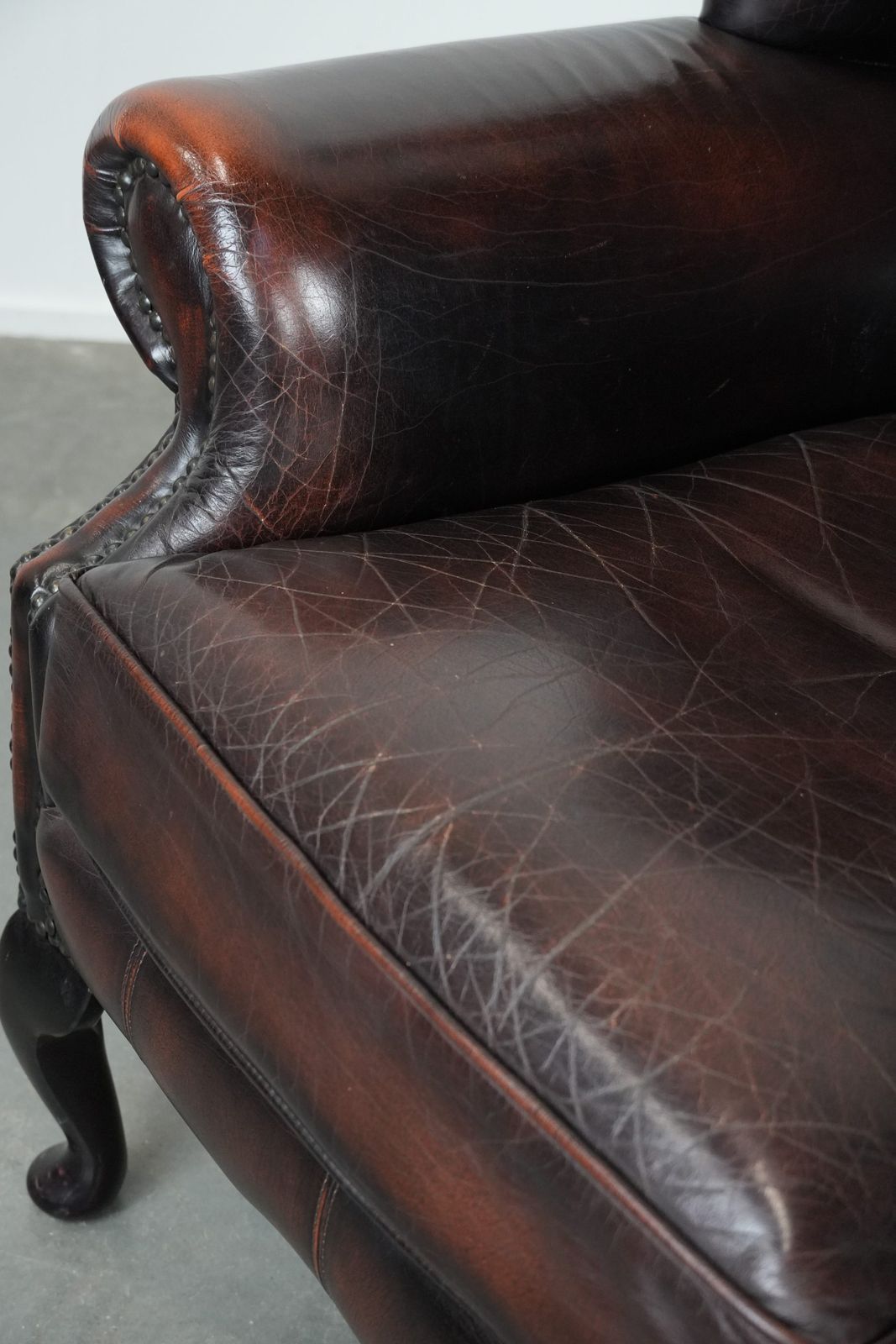photo vinterior Beautiful, Luxurious, And Comfortable Brown Cowhide Chesterfield Wing Armchair In A Classic English Style.