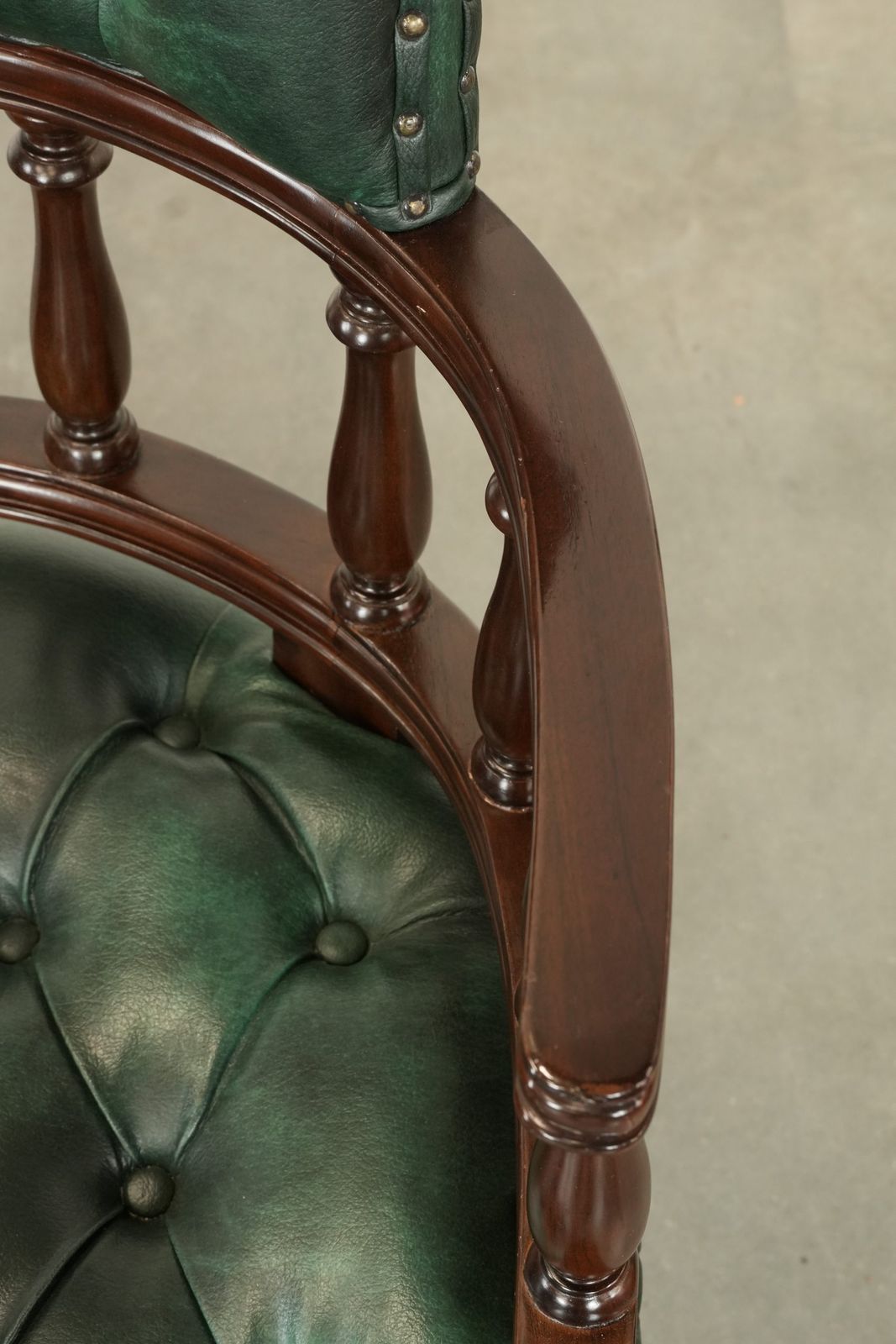 photo furniture Set Van Twee Groene Chesterfield Bureaustoelen/Bijzetstoelen Met Vlammotief In Koeienhuid – Engelse Stijl