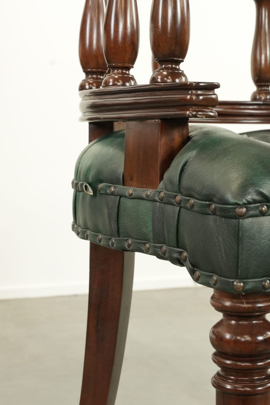 photo vintage Set Van Twee Groene Chesterfield Bureaustoelen/Bijzetstoelen Met Vlammotief In Koeienhuid – Engelse Stijl