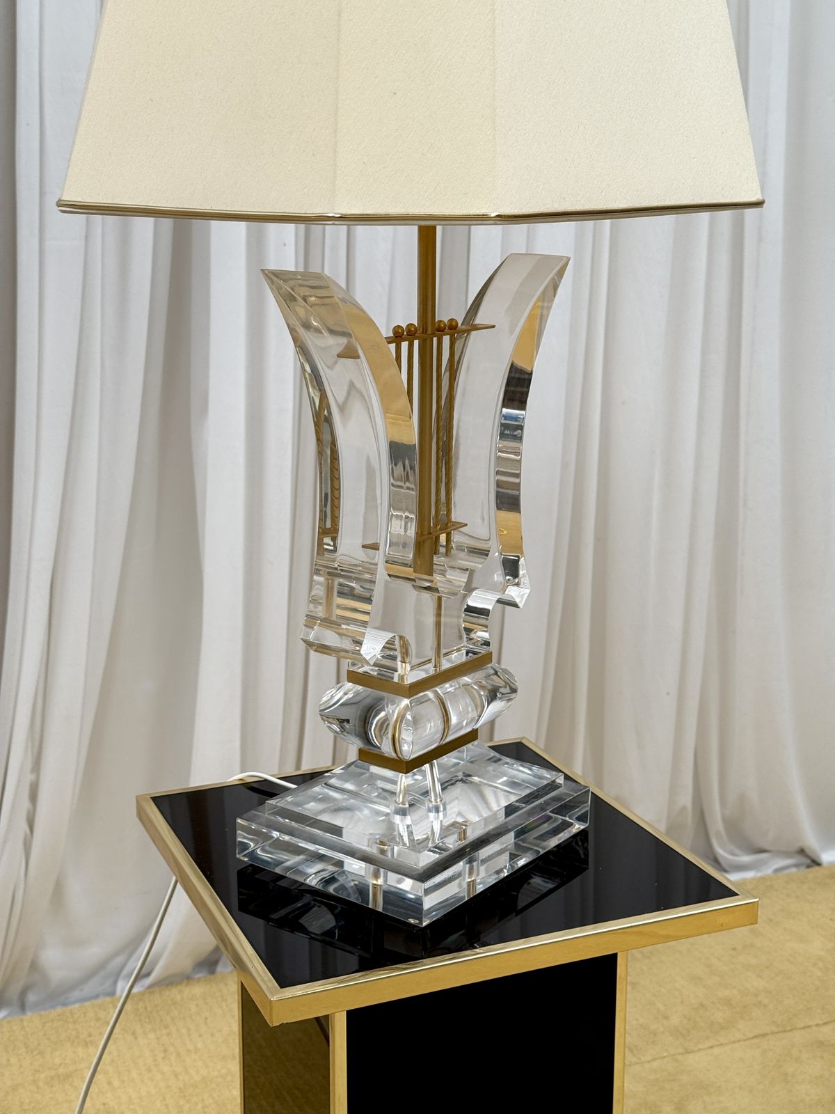 Rare 1970s Italian Hollywood Regency Lucite Table Lamp With Original Shade – Sculptural Harp Design photo Lighting