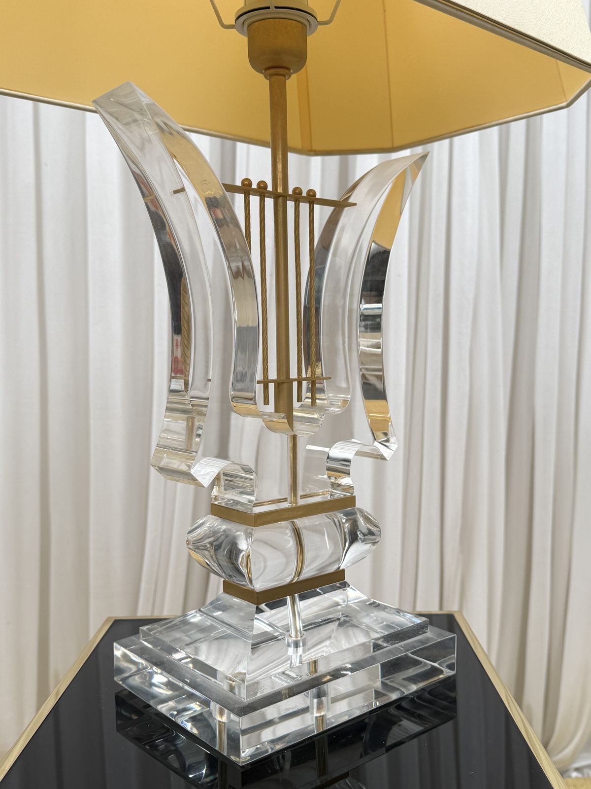 Rare 1970s Italian Hollywood Regency Lucite Table Lamp With Original Shade – Sculptural Harp Design photo vinterior