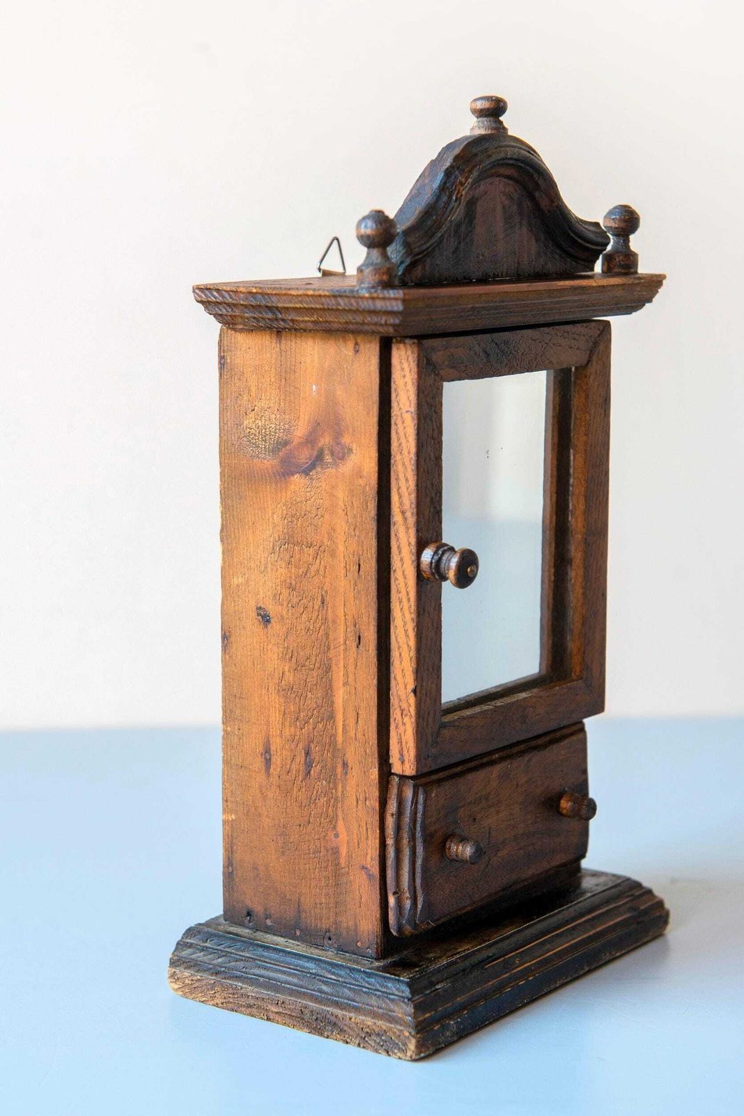 Antiek Miniatuur Spiegelkastje – Houten Wandkastje Met Lade, Volkskunst, 19e Eeuw photo Meubels