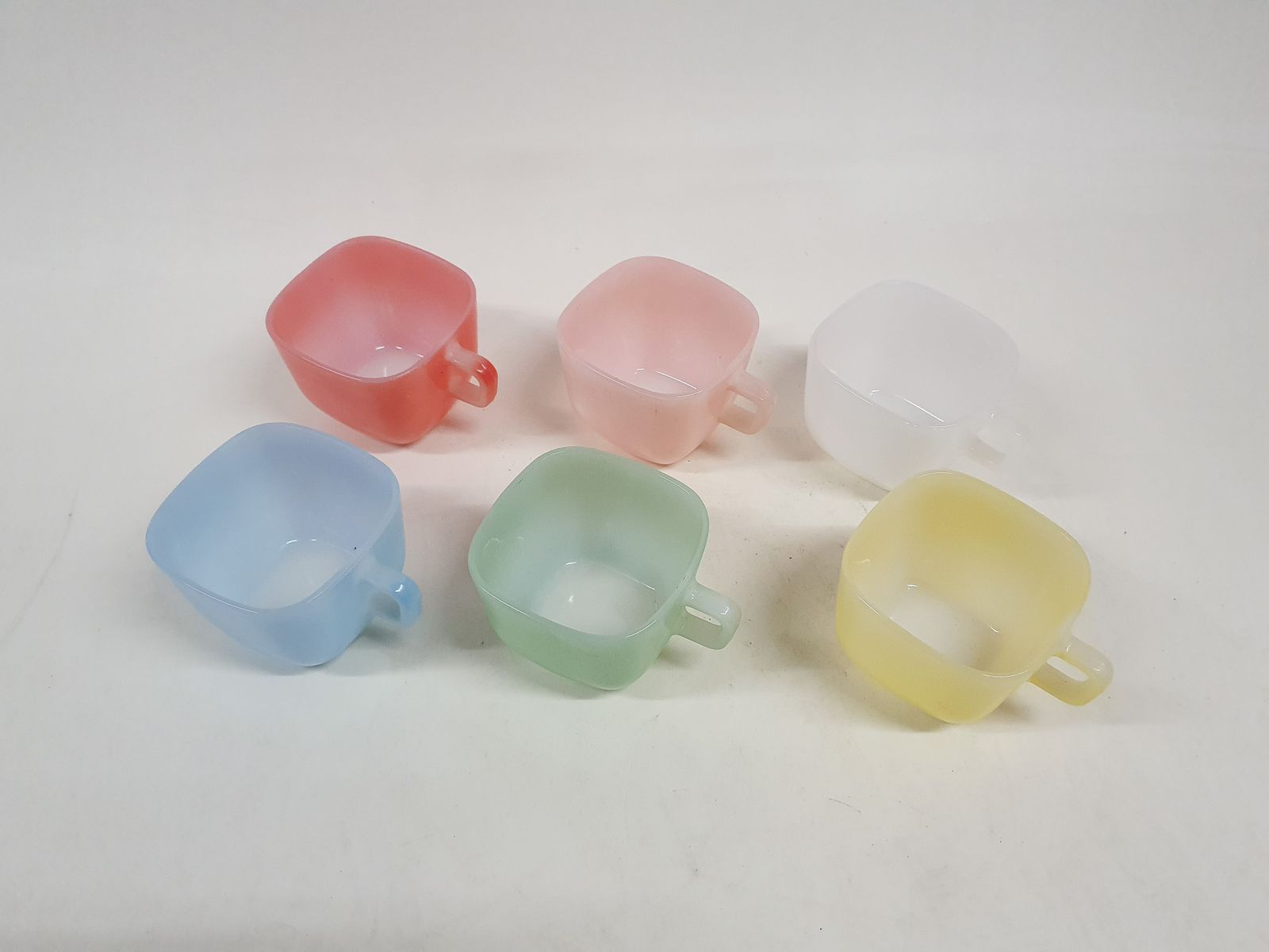 Set Van Zes Meerkleurige Opale Soepkommen Van Arcopale, Frankrijk, Ca. Jaren 1950 photo Woonaccessoires