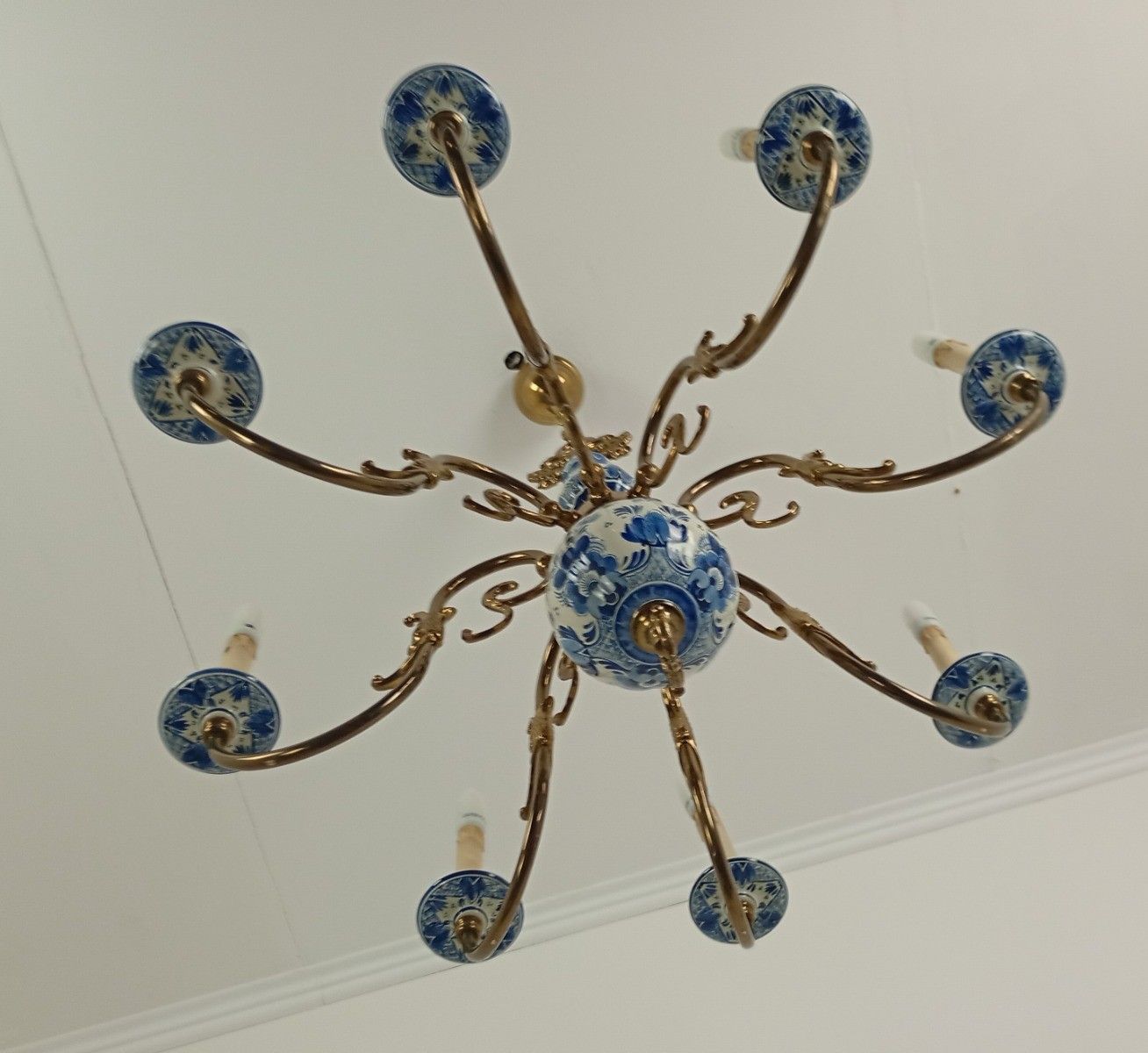 L Dutch Delft Blue White Chandelier Porcelain Ornate Brass 8 Lights Arms Vintage photo for sale