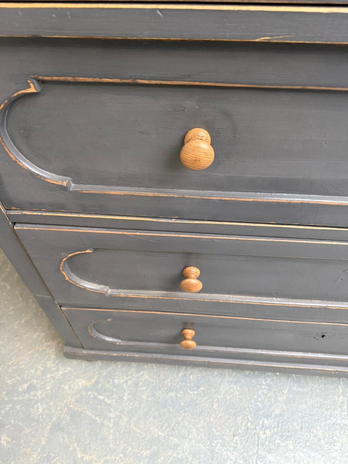 photo furniture A Genuine Pine Victorian Light Grey Massive 5 Drawer Chest Of Drawers