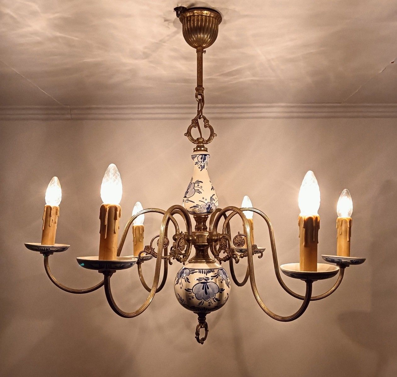 photo furniture Delft Chandelier Blue White 6 Arm 6 Lights Modernist Vintage Porcelain Brass