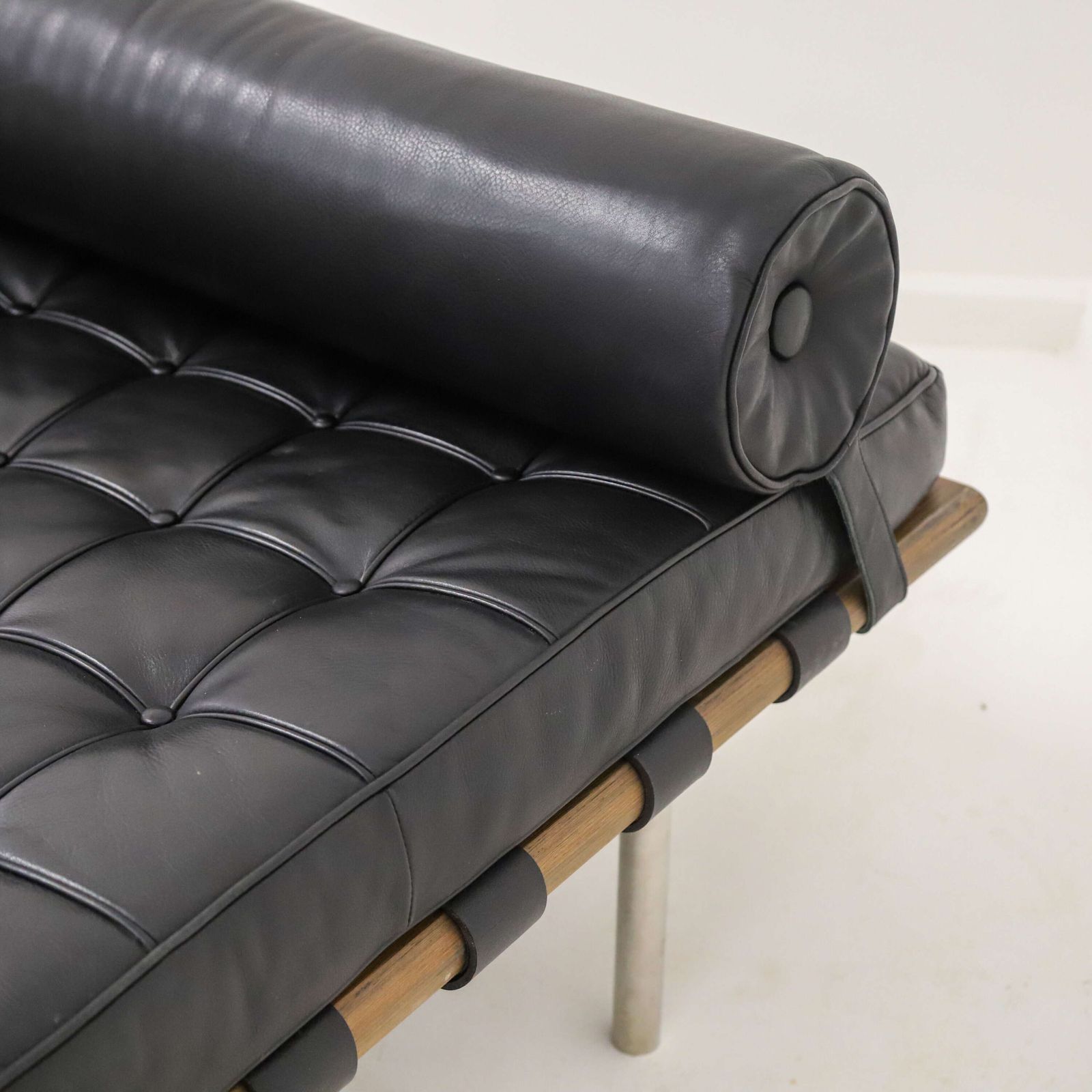 Vintage 1990s Barcelona Day Bed In Black Leather And Rosewood photo buy