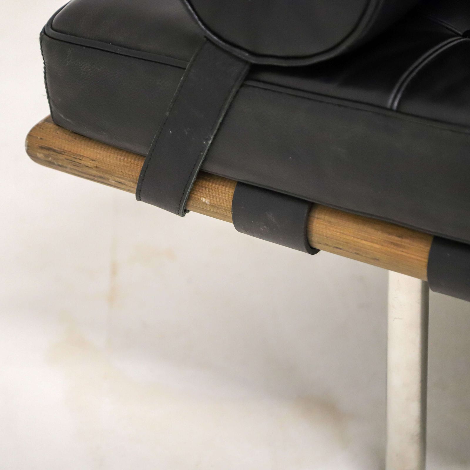 photo for sale Vintage 1990s Barcelona Day Bed In Black Leather And Rosewood