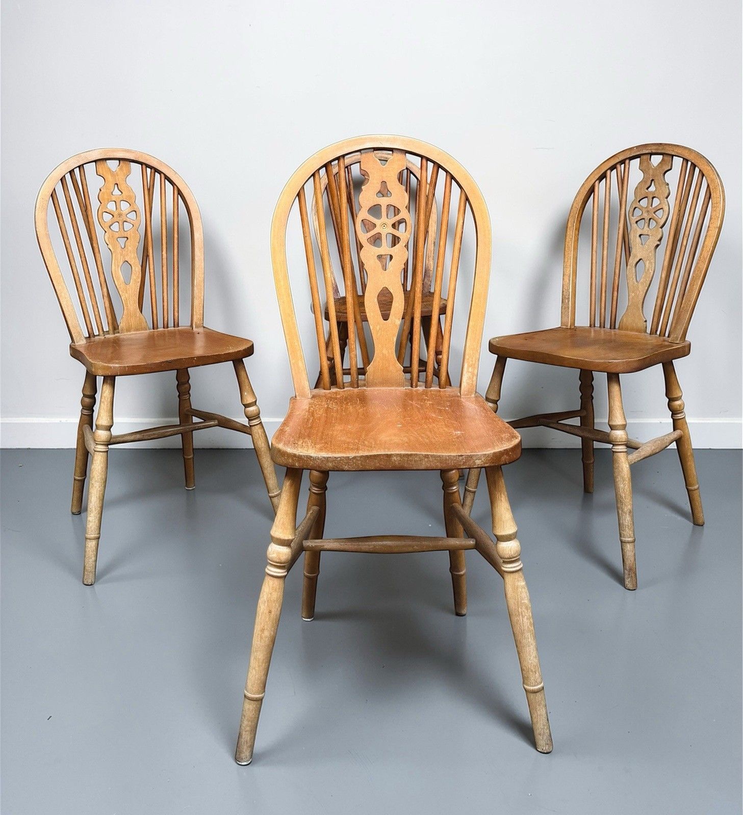 photo buy Antique Set Of Four Elm And Beech Windsor Wheelback Dining Chairs C1940s