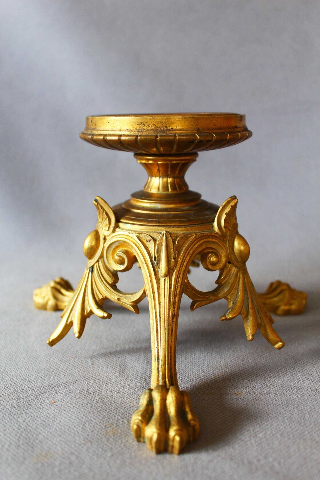 photo vinterior Antique French Empire Revival Bronze Pedestal Stand Or Base, Signed F. Delarue Paris, Gilded, Tripod Feet, Lion Paw, Acanthus Leaf, Napoleon