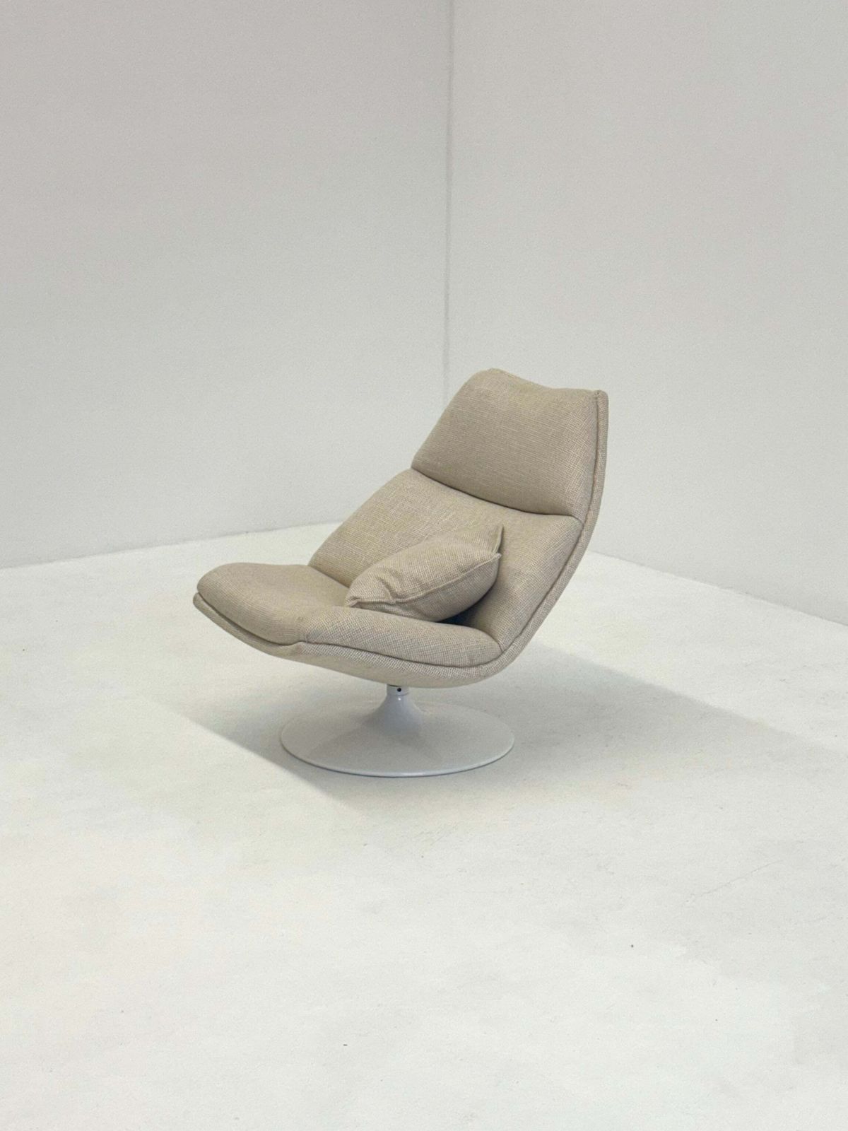 1900.0 Artifort F511 Armchair In Cream photo