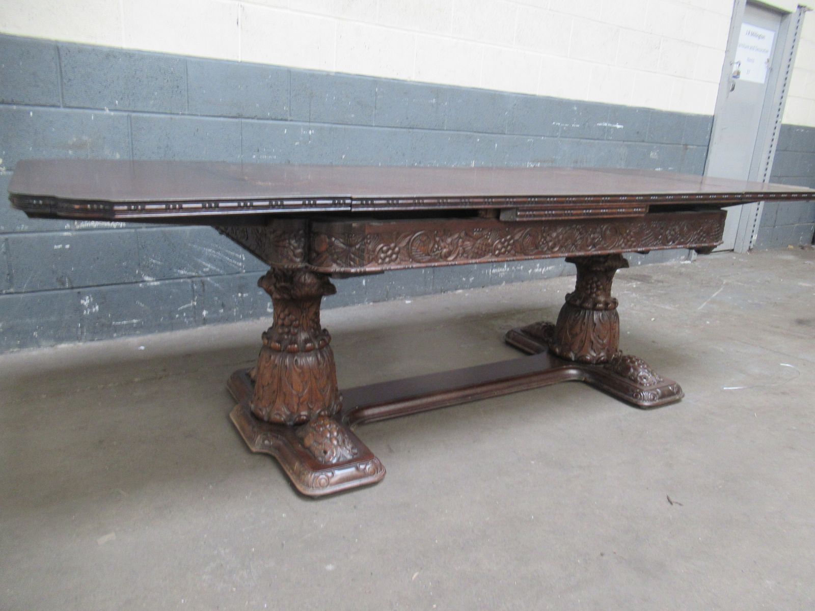 Large  Extending  Oak Dining Table  To Seat 8/10