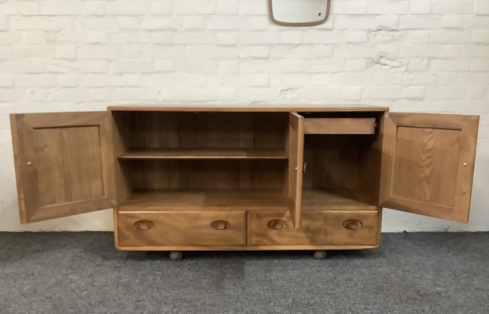 Ercol Windsor 468 Sideboard In Excellent Original Condition. photo furniture