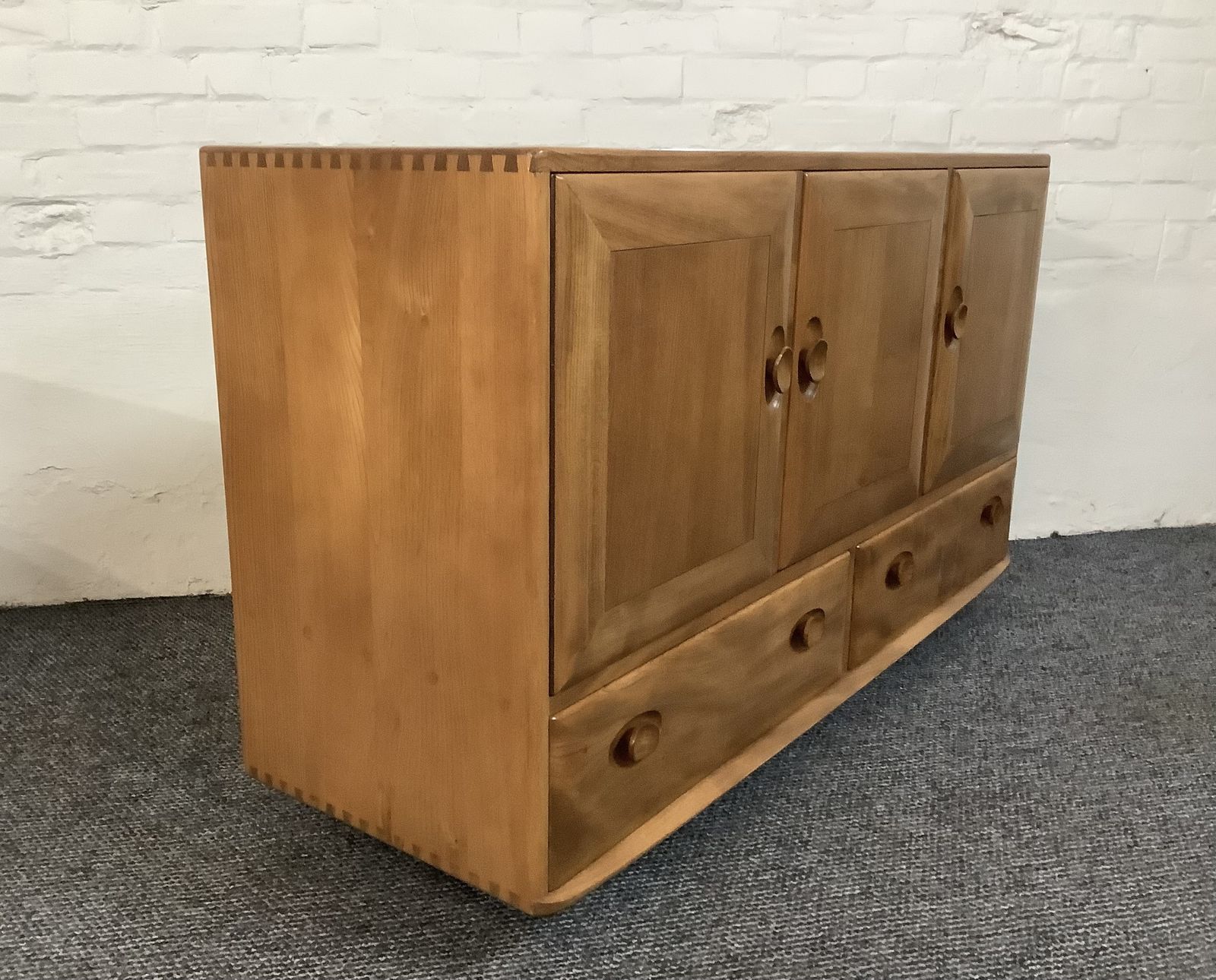 Ercol Windsor 468 Sideboard In Excellent Original Condition. photo 850.0