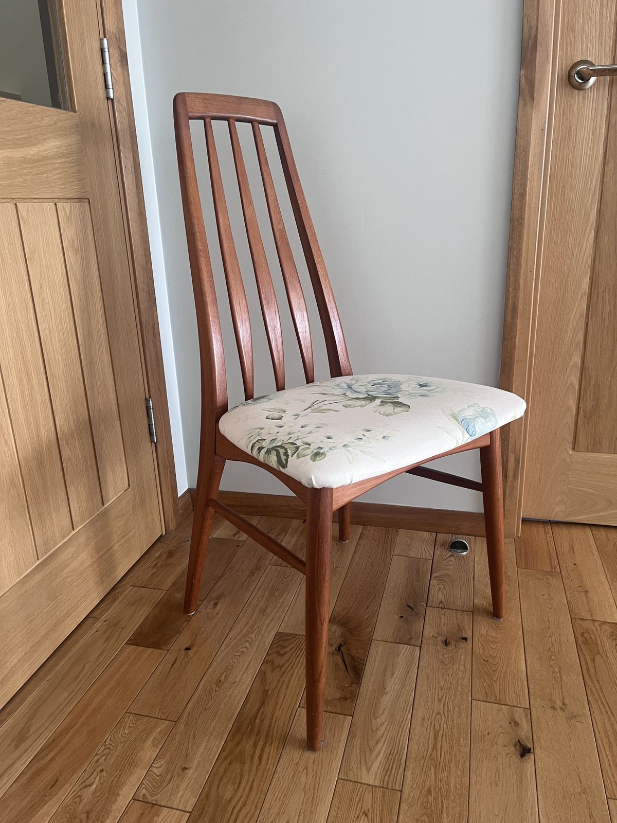 A High Quality Danish Teak Extending Dining Set By Gudme Møbelfabrik, Comfortably Seating 8–10 And Presented In Excellent Condition photo for sale