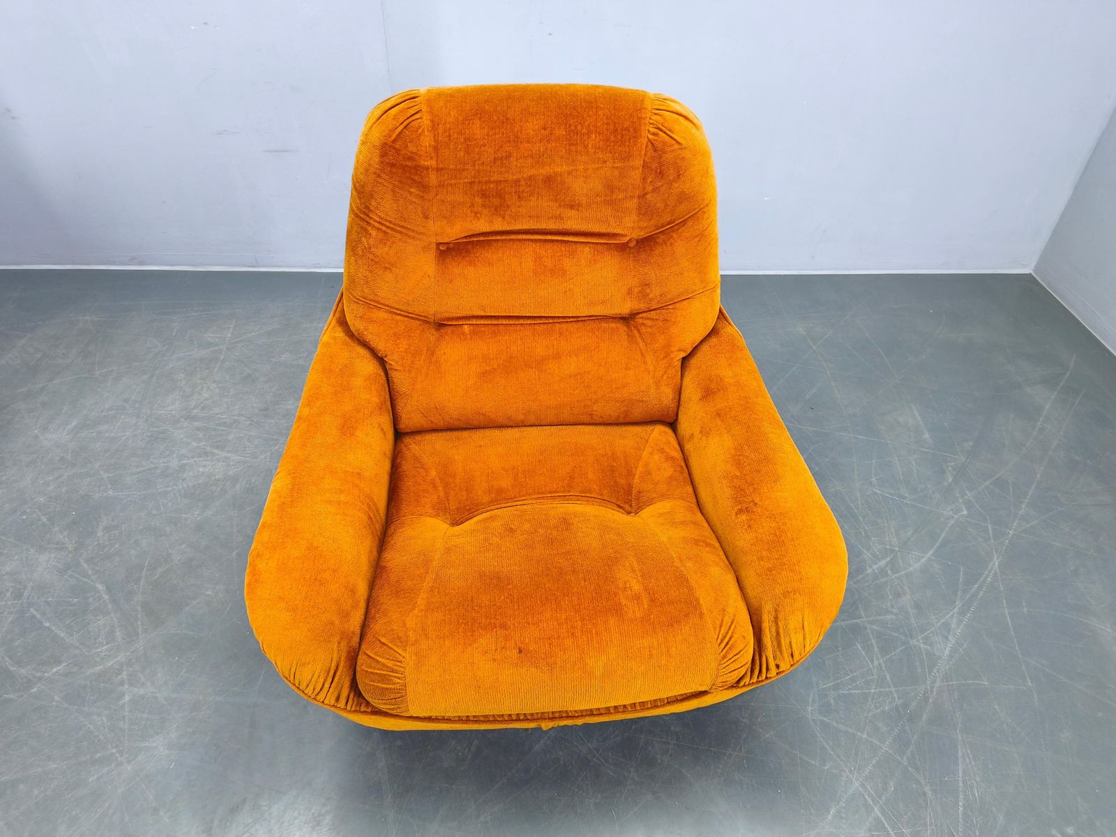photo buy Pair Of Italian Space Age Lounge Chairs, Orange Upholstery, 1970s