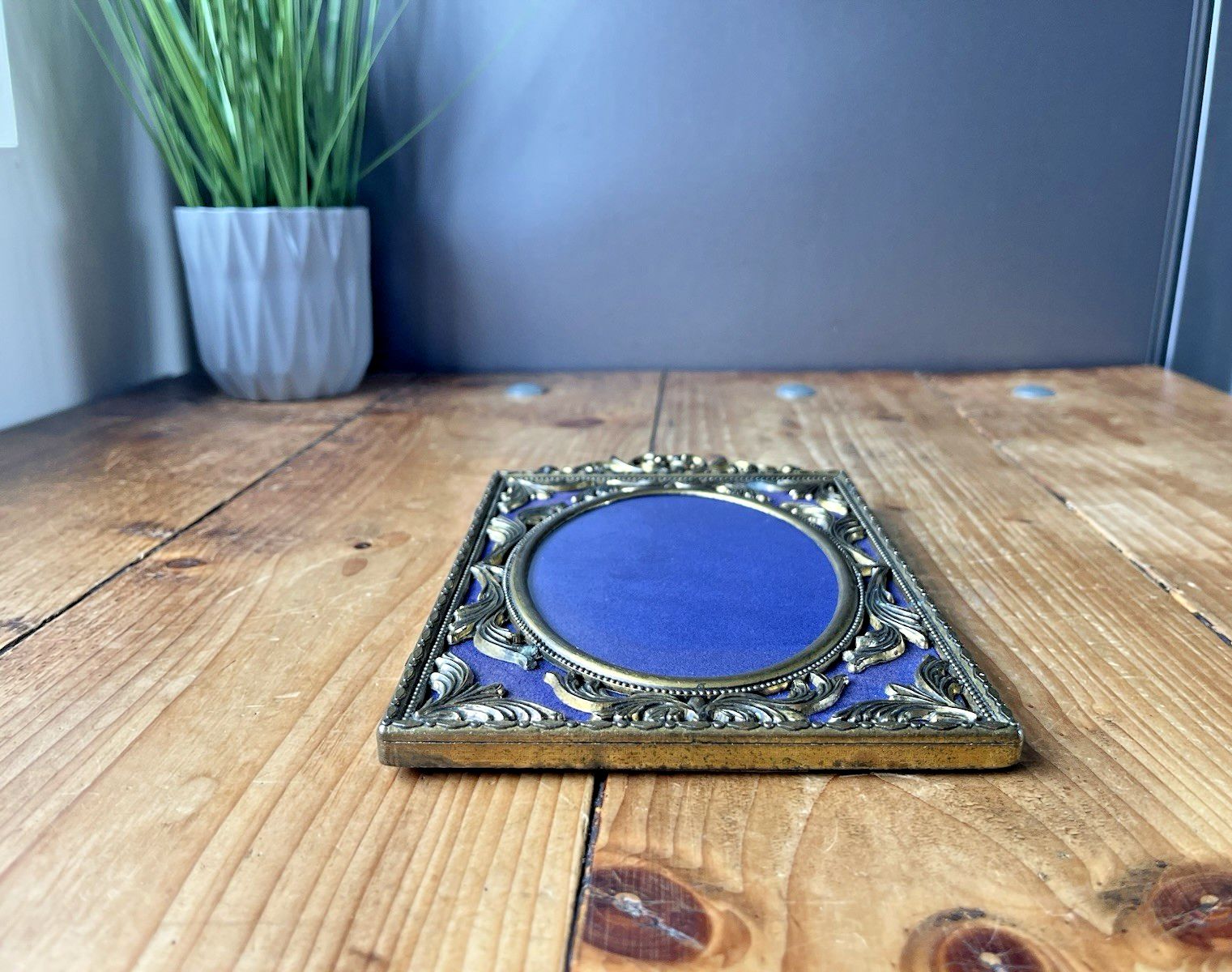photo furniture Vintage Italian Ornate Gilt Metal Rococo Easel Wall Photo Picture Frame Acanthus