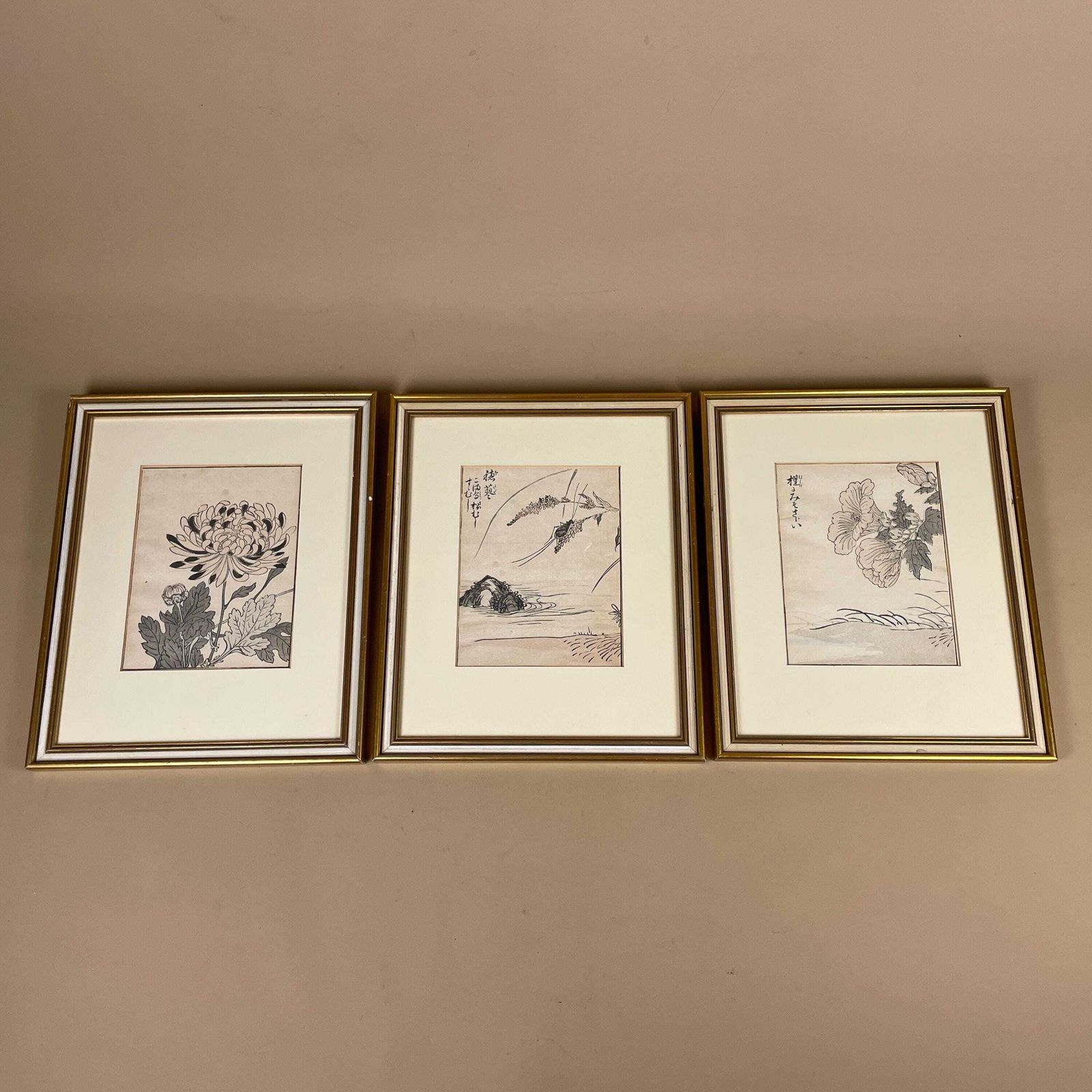 photo vintage Set Of 3 Antique Japanese Block Printed Paper Pictures Oriental Artwork Floral Art Wall Hanging Wood Frame Vintage Picture Traditional Gold