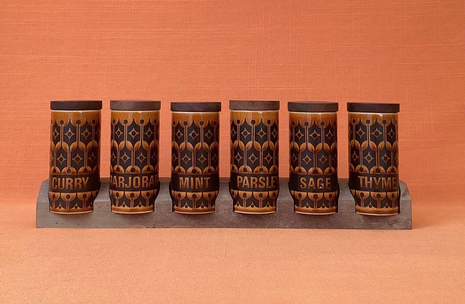 1970s Hornsea Heirloom Spice Rack With 6 Tall Labelled Spice Jars In Autumn Brown