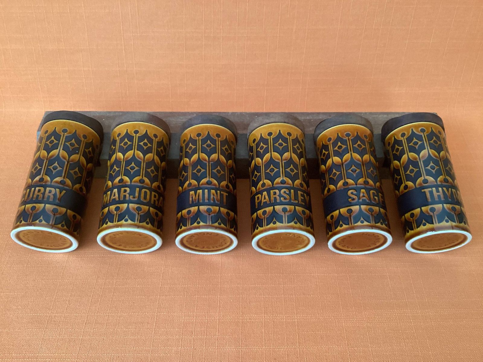 1970s Hornsea Heirloom Spice Rack With 6 Tall Labelled Spice Jars In Autumn Brown photo 75.0