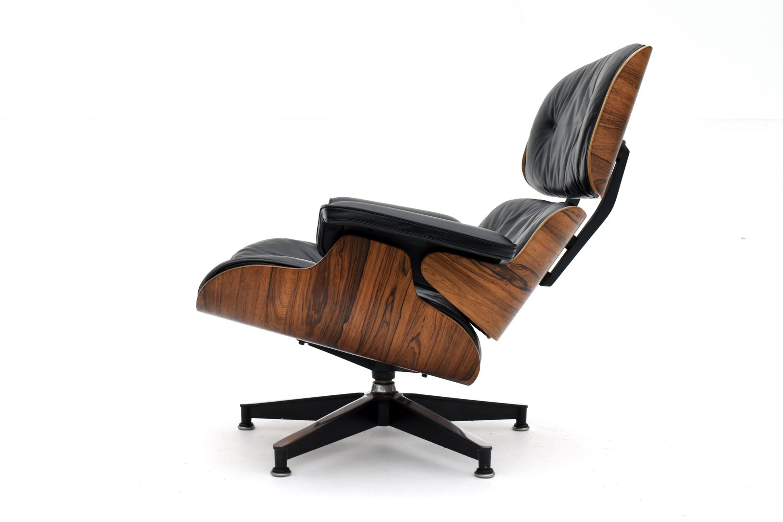 Early 1960s  Production Vintage Eames Lounge Chair For Herman Miller photo 6995.0