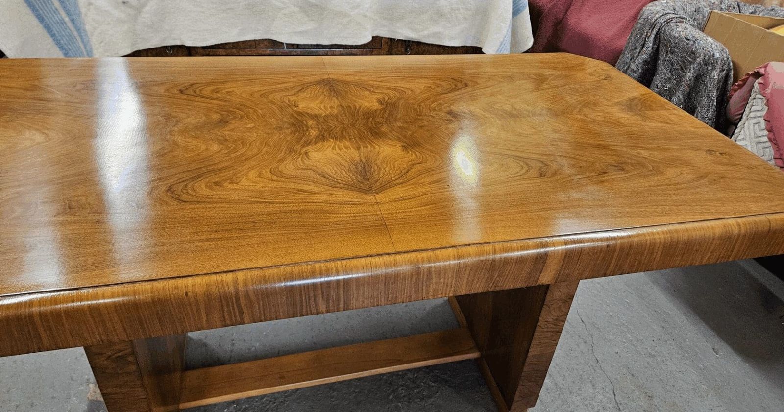 photo vinterior Art Deco Walnut Pedestal Dining Table
