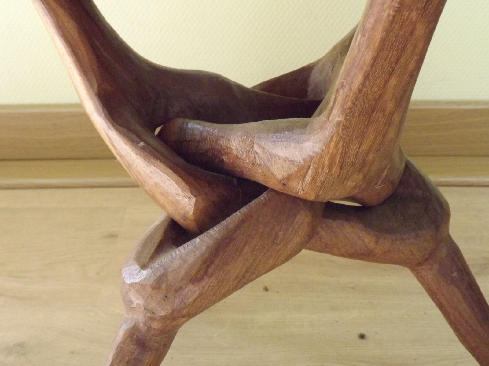 285.0 Table d'appoint en bois dur africain sculpté, plateau géométrique et pieds entrelacés photo