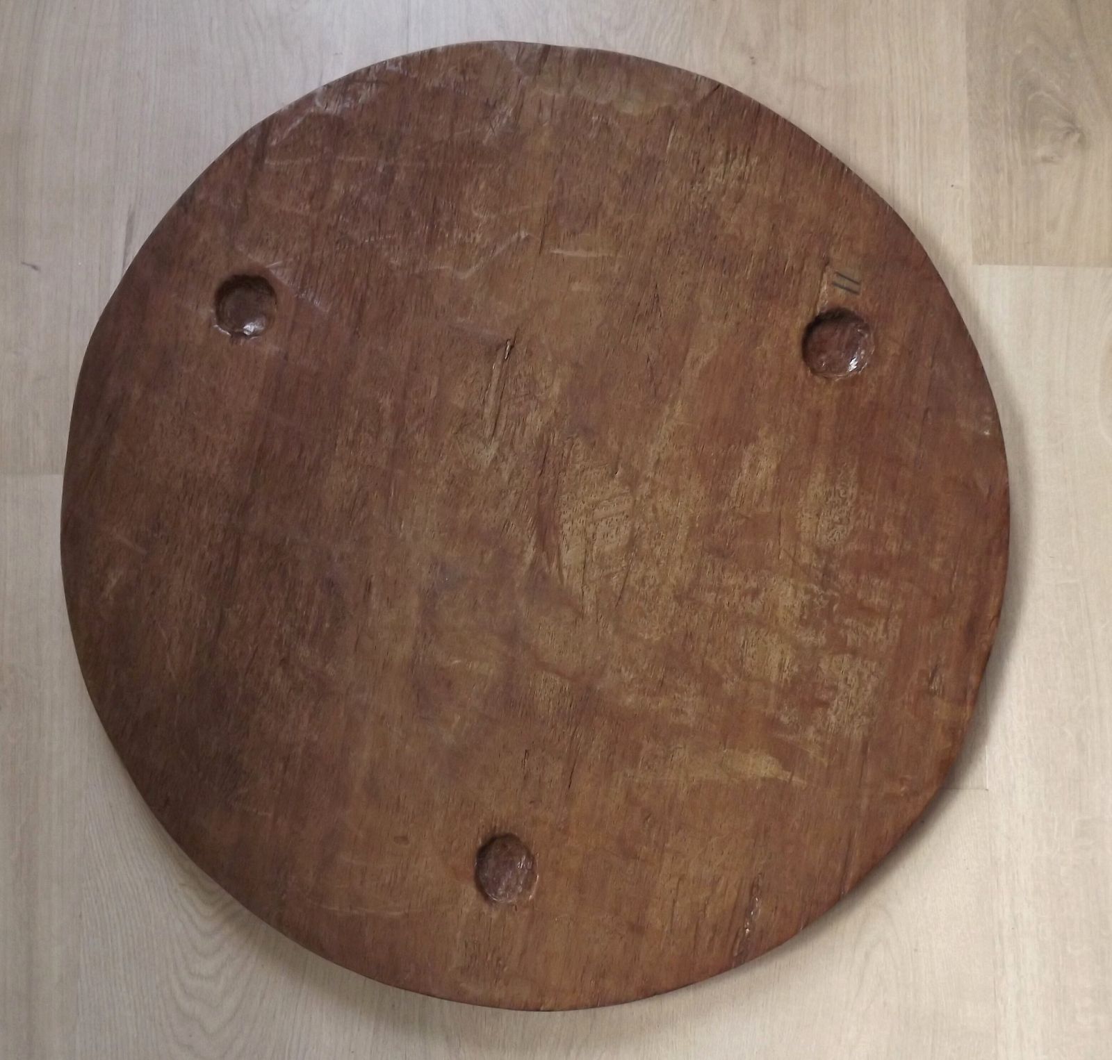 photo furniture Table d'appoint en bois dur africain sculpté, plateau géométrique et pieds entrelacés