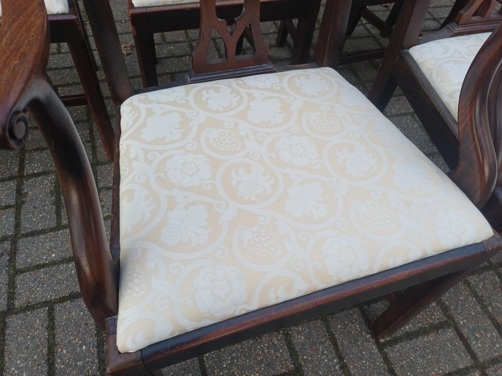 photo vintage Set Of Six Antique Mahogany Vintage High End Dining Chairs With Carved Fretwork Backs, Upholstered Seats Two Carvers