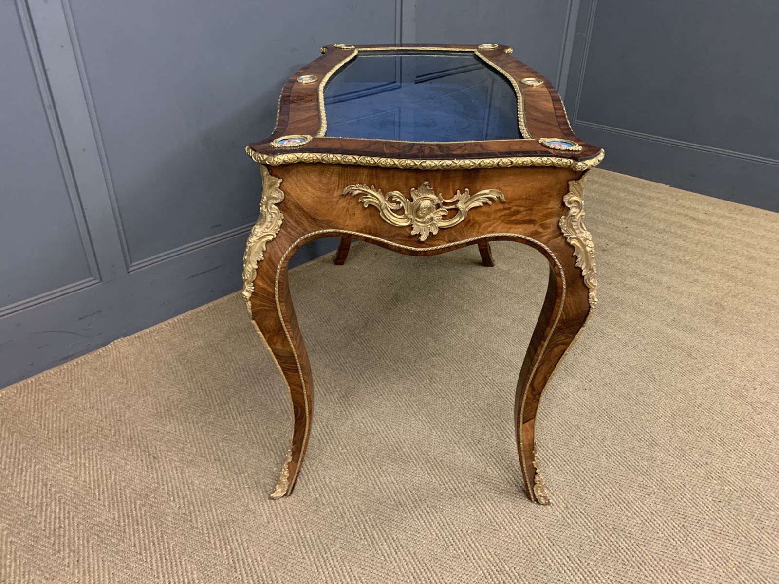 photo furniture Fine 19th Century Bijouterie Table