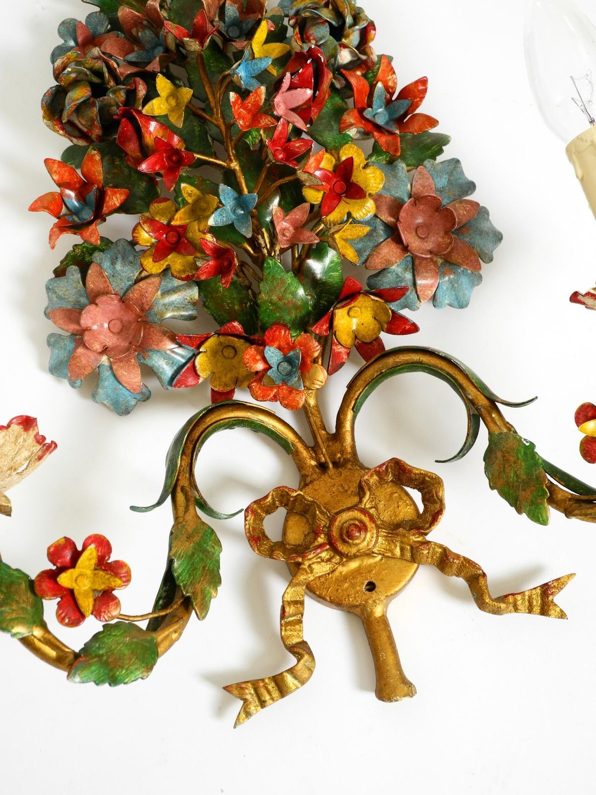 photo vintage A Pair Of Beautiful 60s Hand Painted And Gilded Metal Wall Lamps By Hans Möller