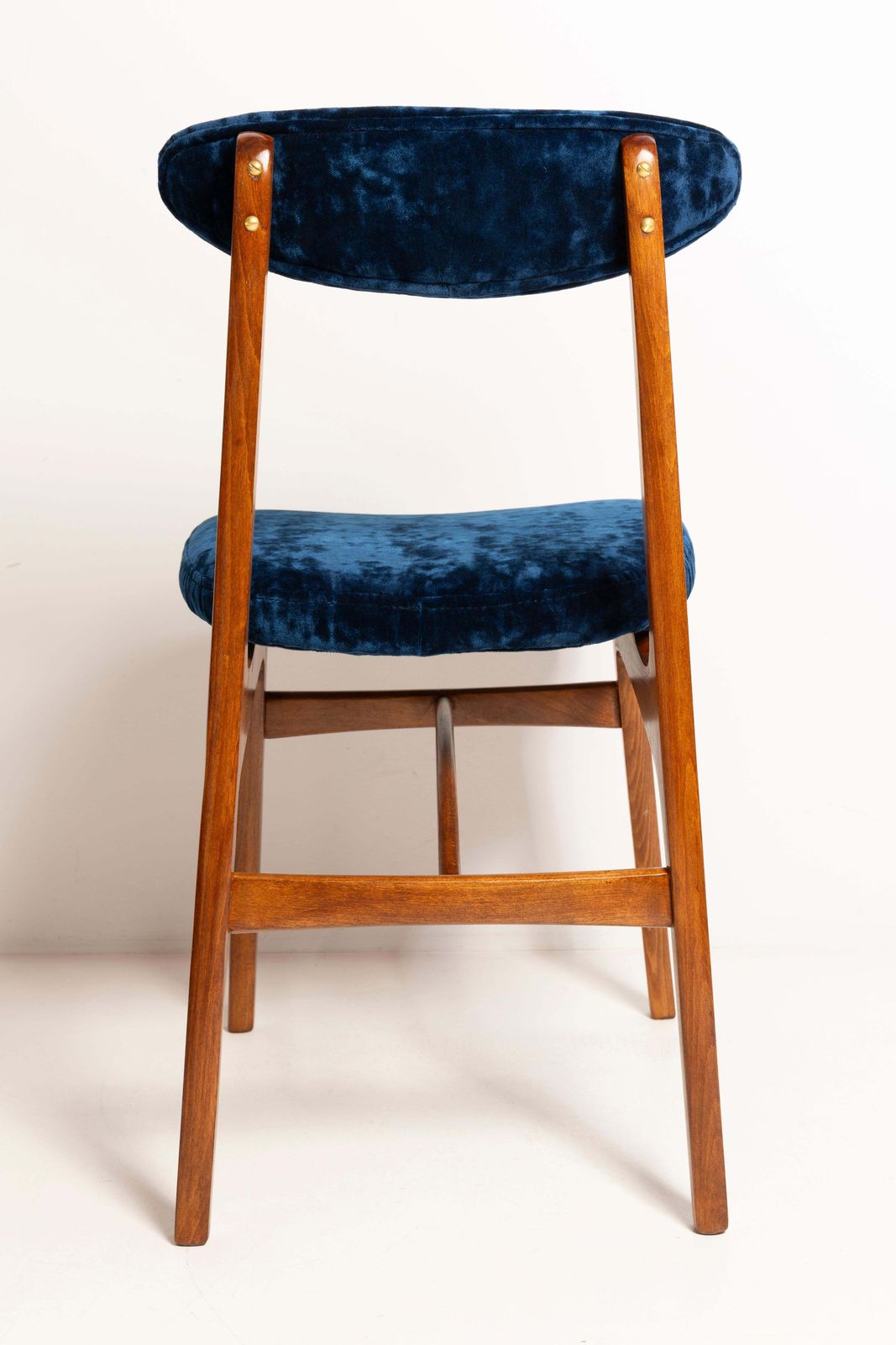 Mid Century Marineblauw Fluwelen Stoel, Walnoothout, Rajmund Halas, Jaren 1960 photo vinterior