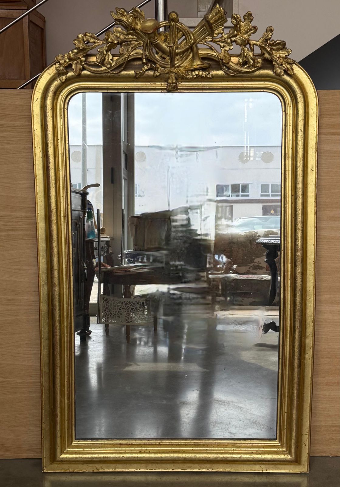 Miroir vertical doré à fronton fleuri, France, XIXe siècle photo furniture