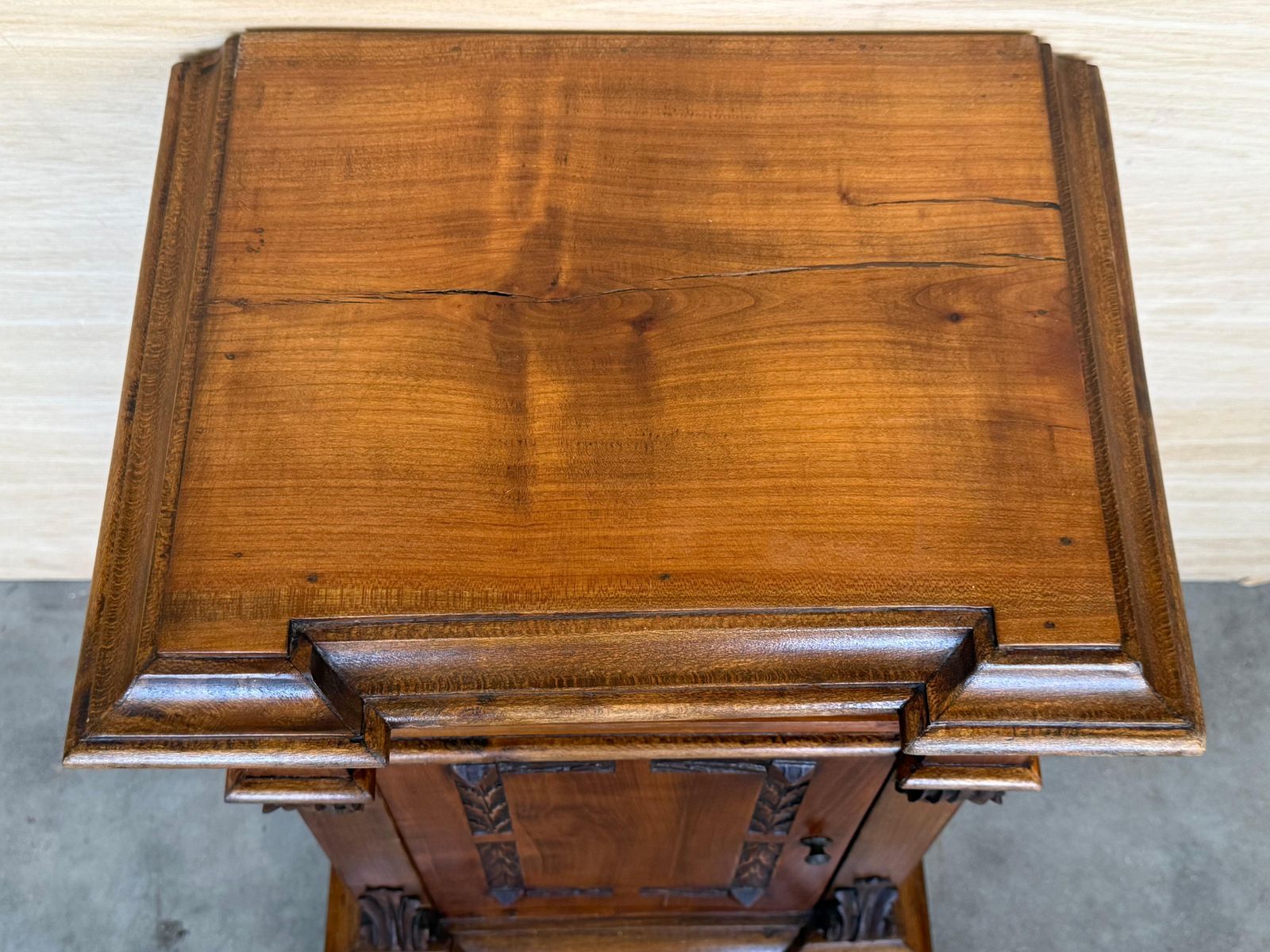 Tables de chevet provinciales françaises en noyer sculpté, tiroir et porte, 1920, lot de 2 photo buy