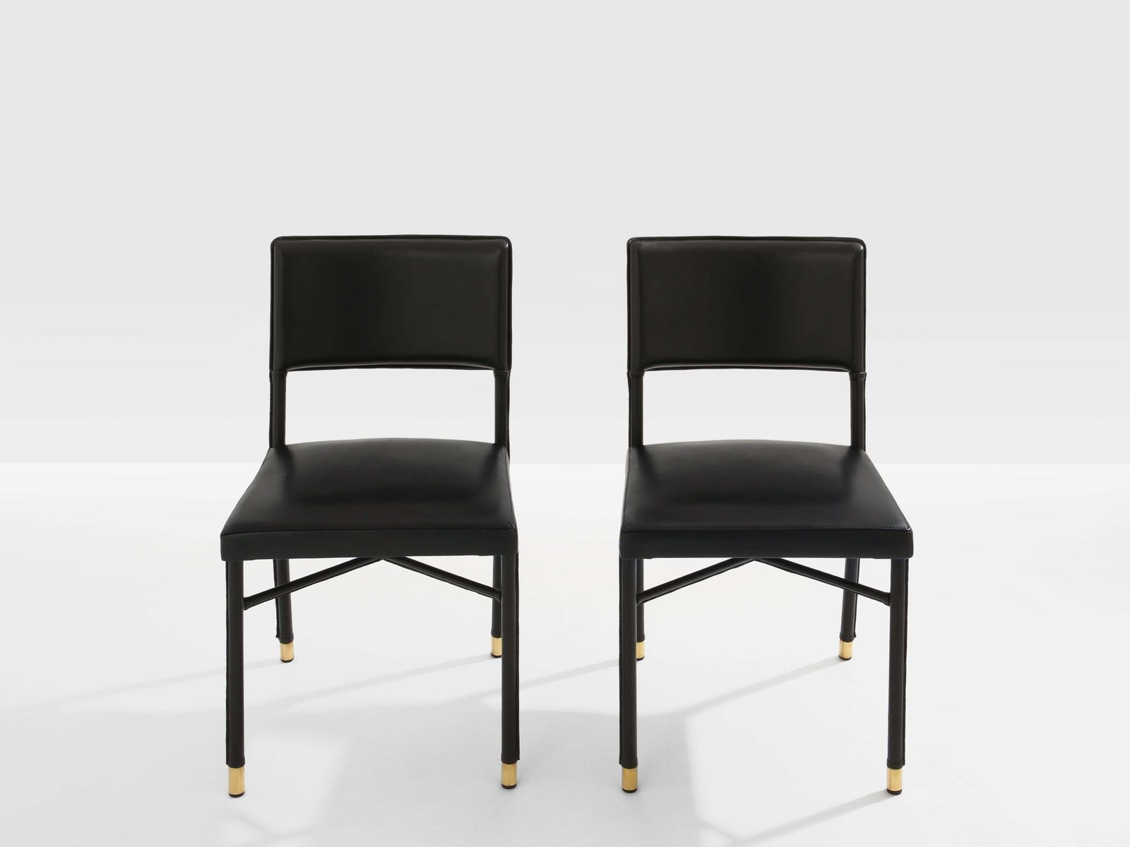 Paire de chaises Jacques Quinet en cuir sellier et laiton, 1950 photo 25781.0