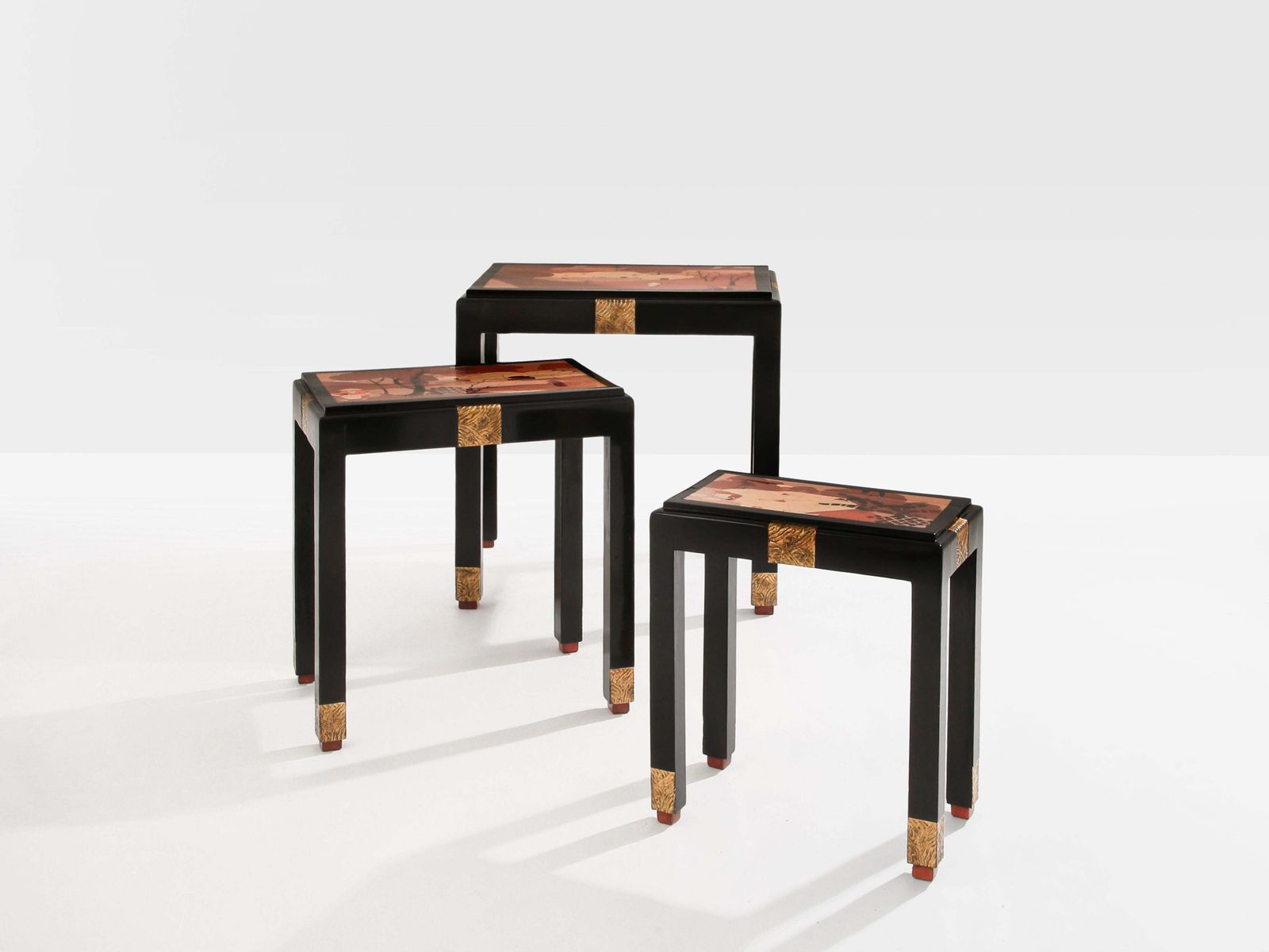 Série de trois tables gigognes, décor asiatique, bois ébonisé et doré, années 1920 photo 27427.0