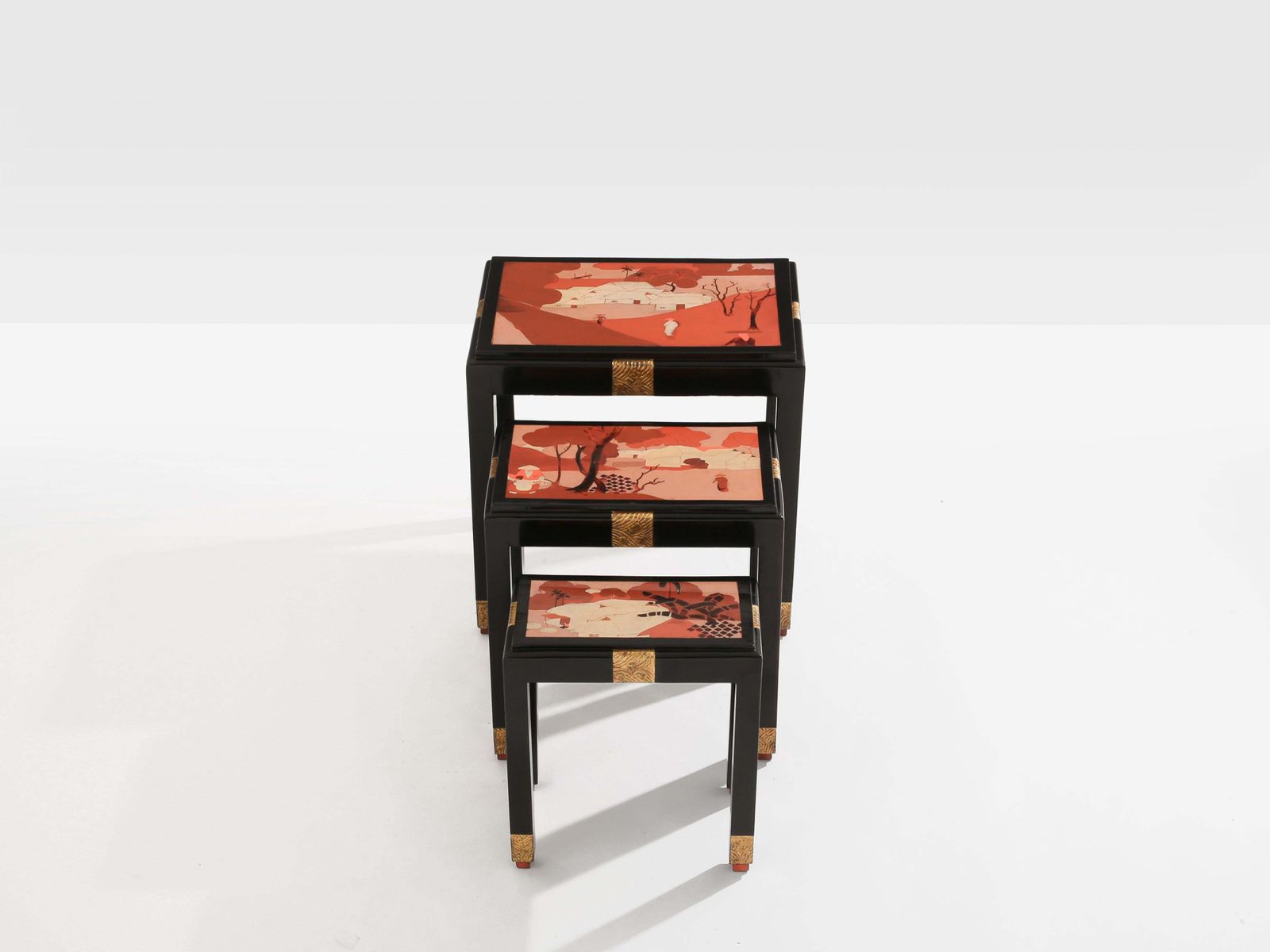 Série de trois tables gigognes, décor asiatique, bois ébonisé et doré, années 1920 photo vinterior