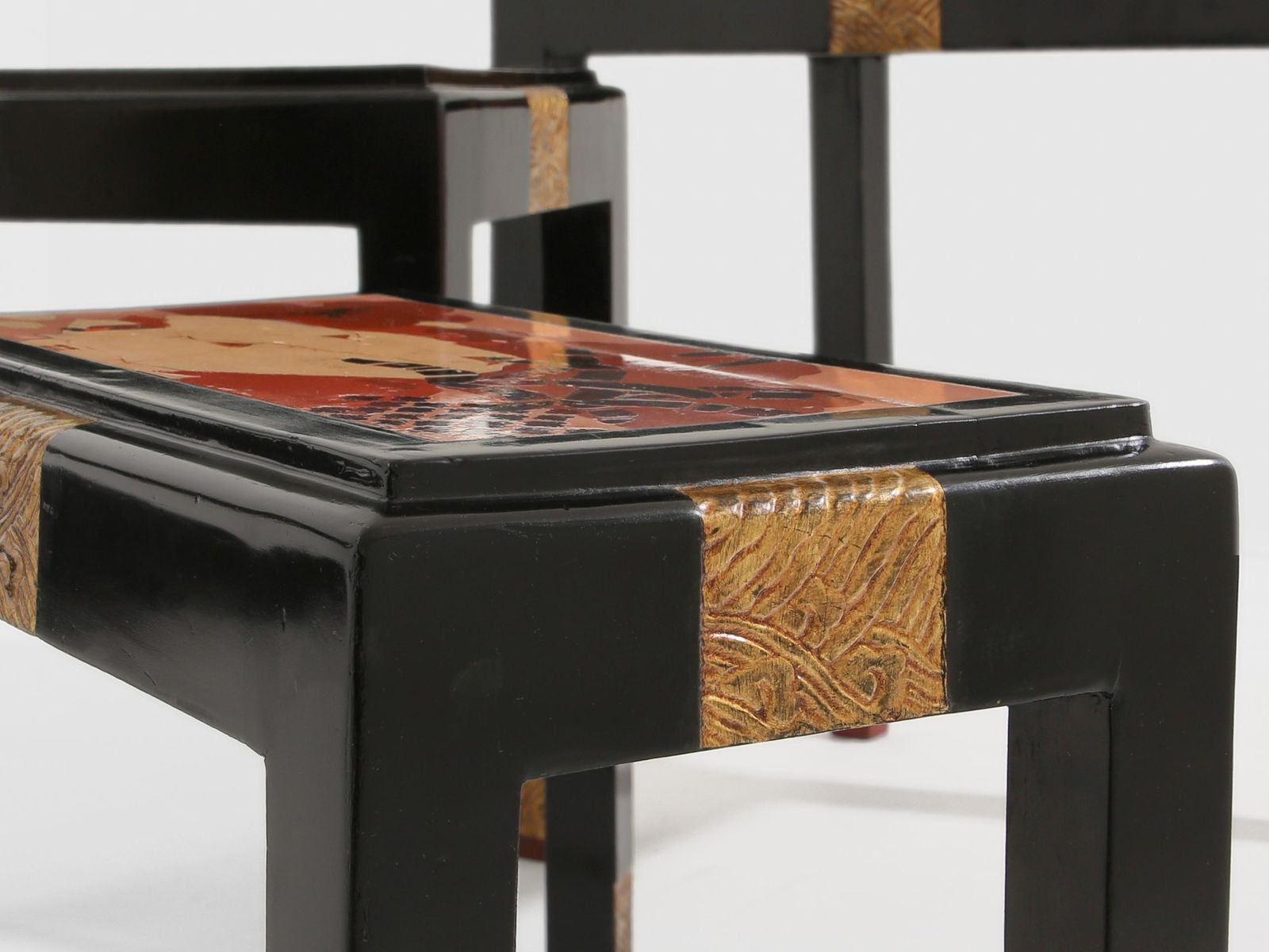 photo for sale Série de trois tables gigognes, décor asiatique, bois ébonisé et doré, années 1920