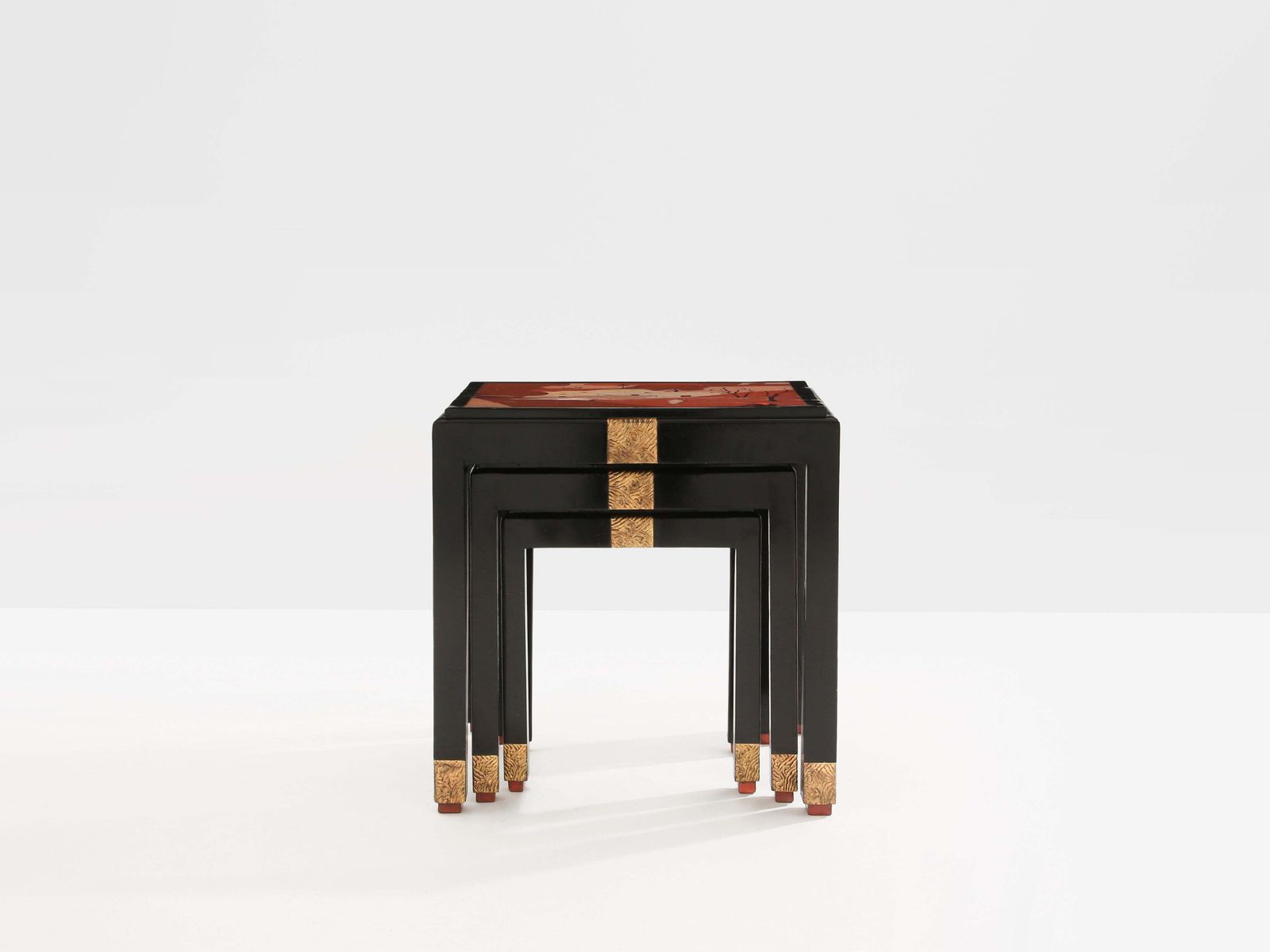 27427.0 Série de trois tables gigognes, décor asiatique, bois ébonisé et doré, années 1920 photo