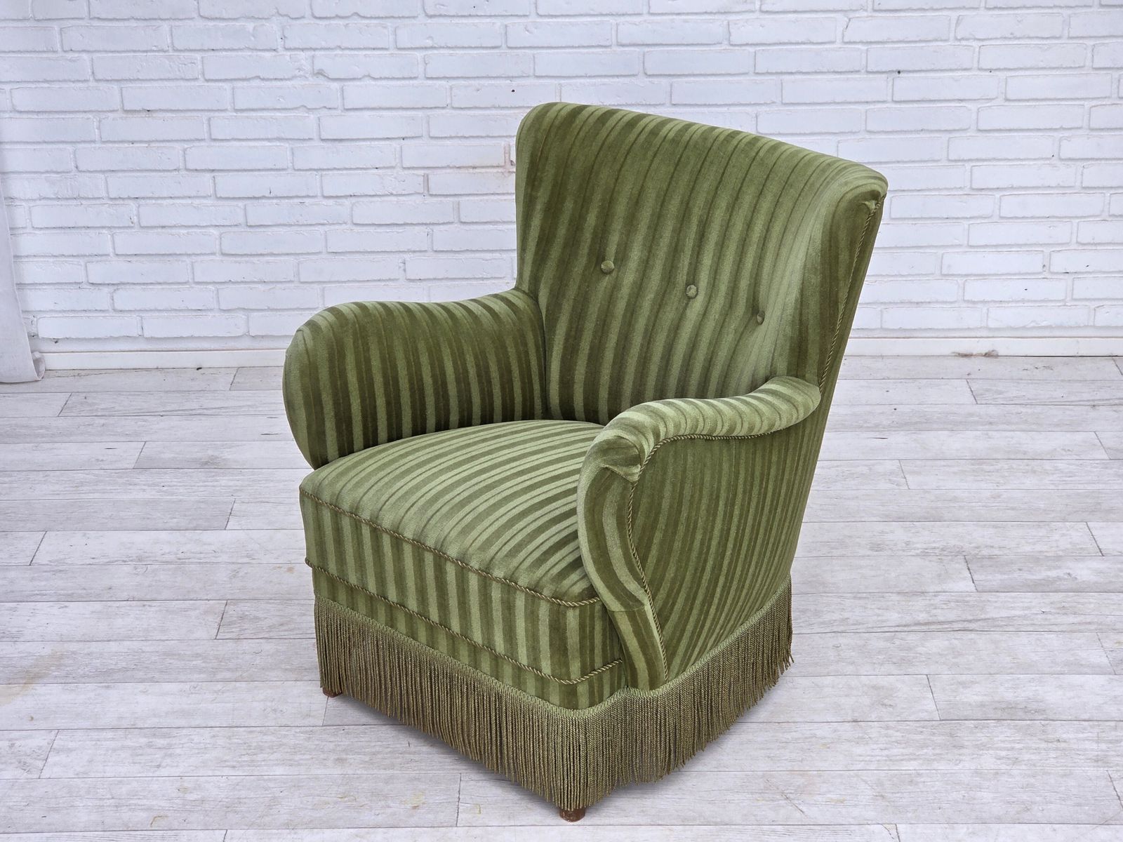 photo vinterior 1960s, Danish Armchair, Original Green Furniture Velour.