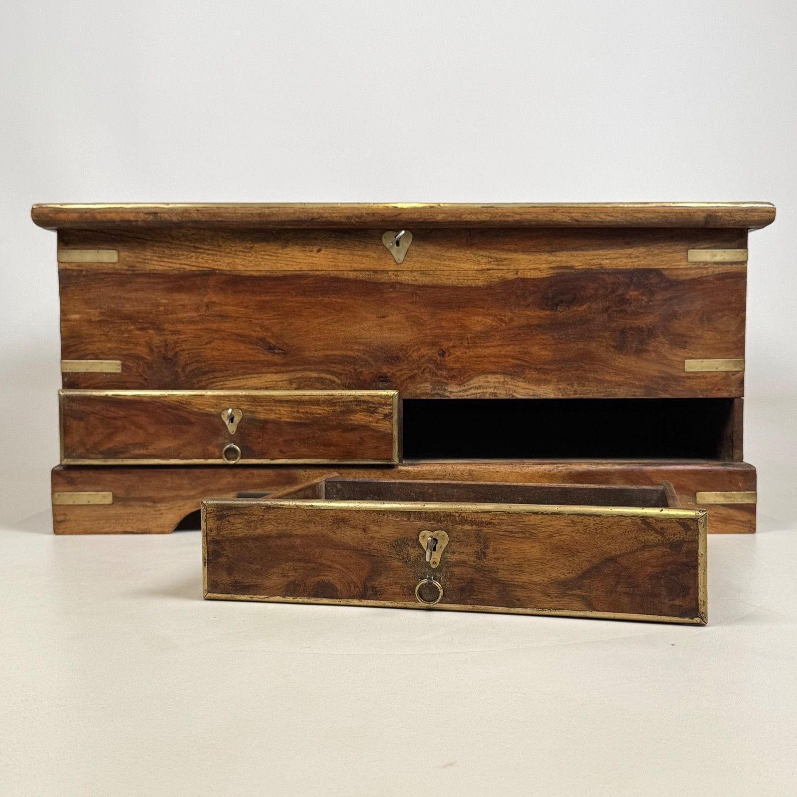 photo furniture Antique 20th Century Brass Inlaid Fitted Storage Chest ( Af 5353 )