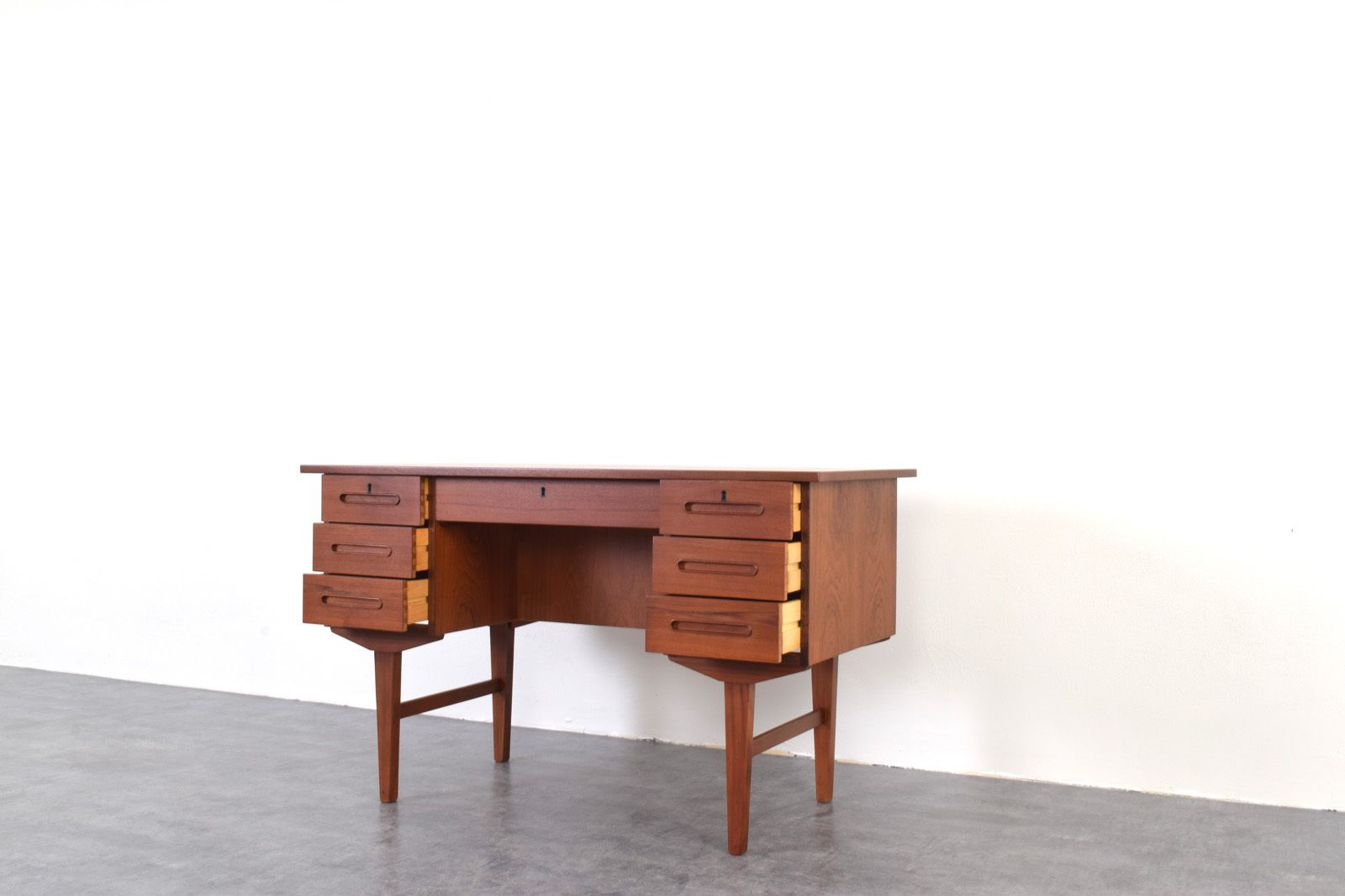 photo vinterior Mid Century Danish Teak Executive Desk, 1960s.