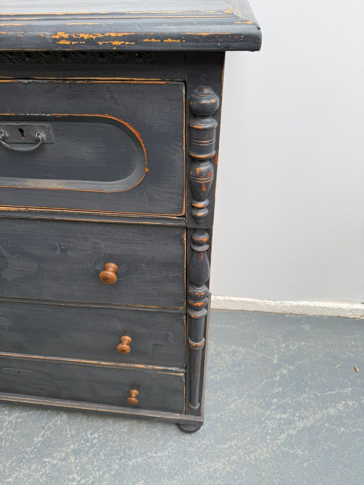 A Huge Pine Victorian Painted Light Grey 5 Drawer Chest Of Drawers photo vinterior