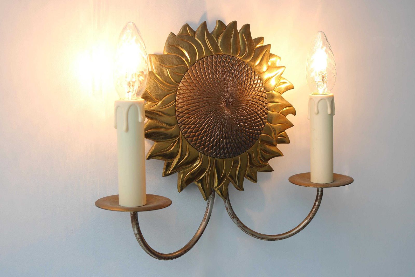 photo furniture Maison Charles Sunflower Sconce, Gemerkt Charles & Fils France, Jaren 1960, Messing En Brons