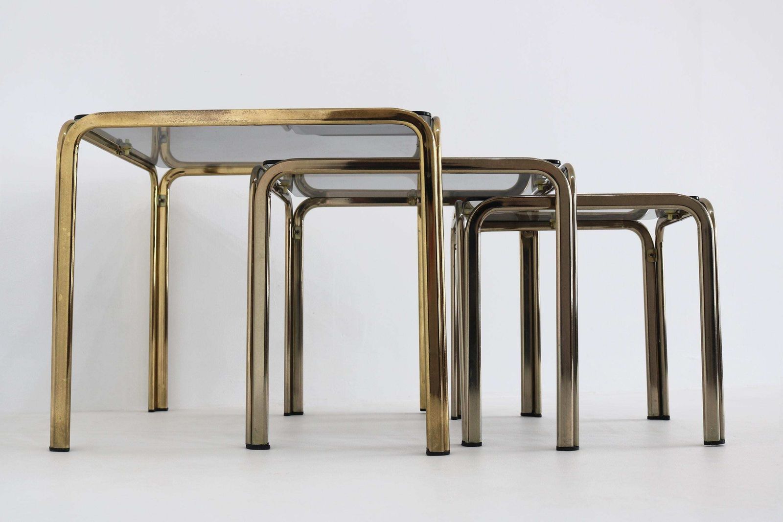 Vintage Mid Century Modern Rookglazen Bijzettafels – Goudkleurig Messing, Set Van 3 – Veelzijdige Salon  En Bijzettafels – Retro Italiaans Design photo 614.0