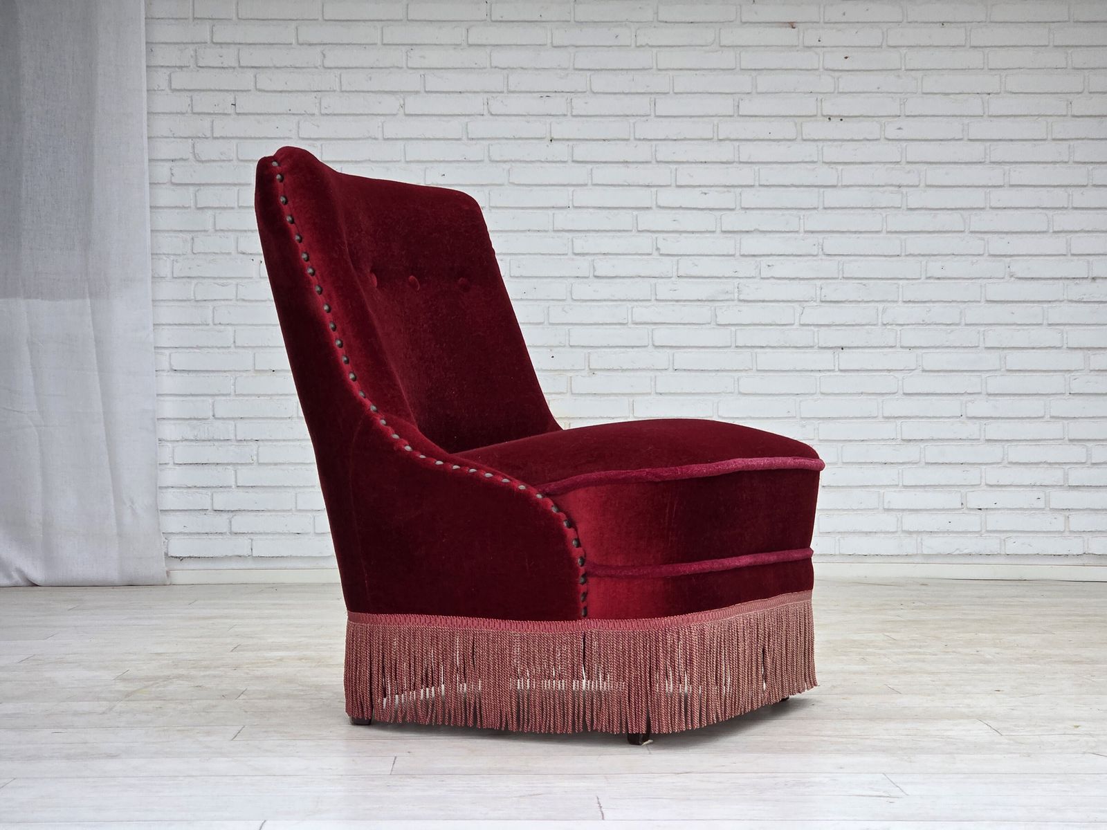Ca. Jaren 1960, Deense Fauteuil, Rood Meubelvelours, Beukenhouten Poten. photo furniture