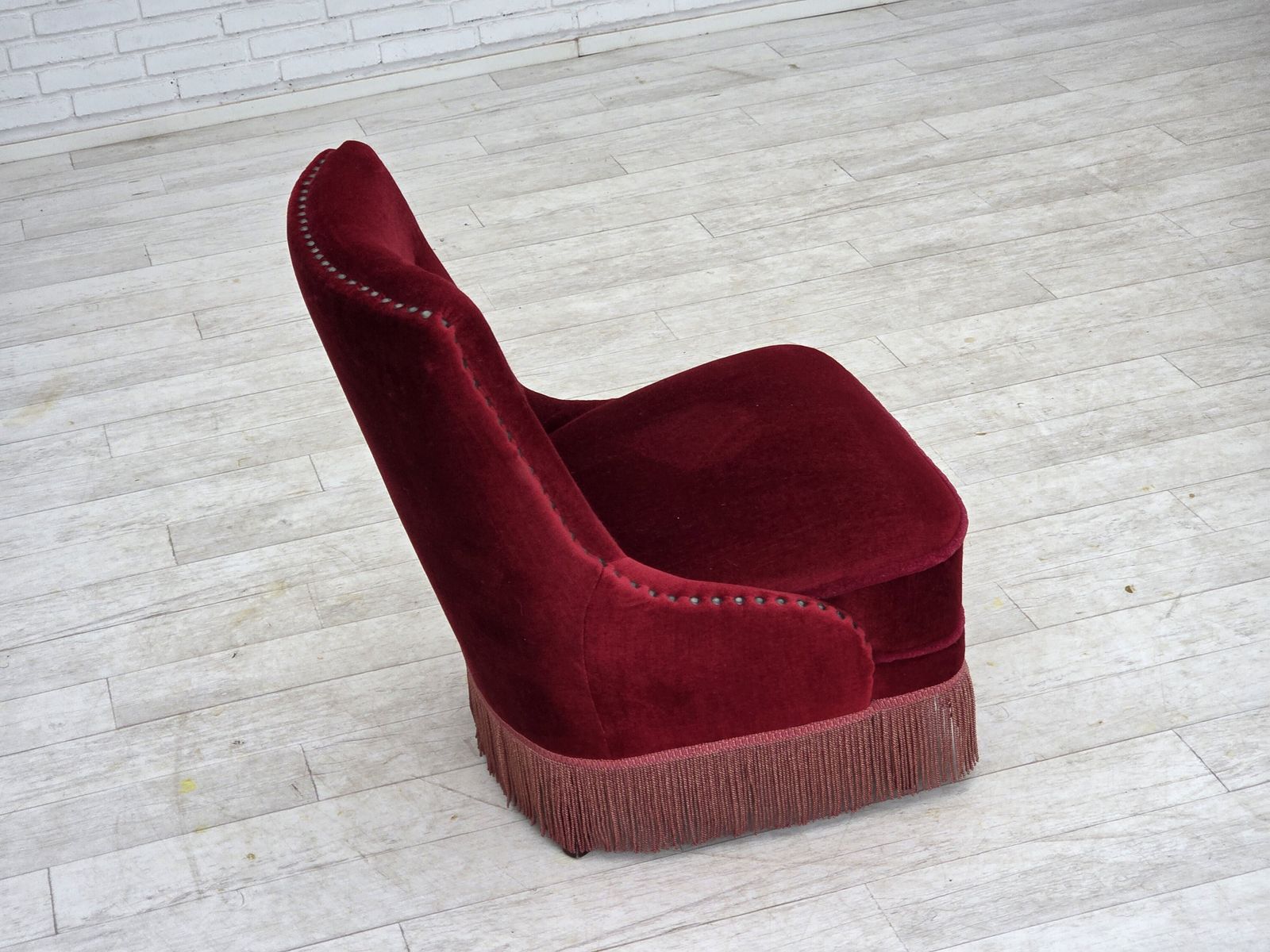 photo for sale Ca. Jaren 1960, Deense Fauteuil, Rood Meubelvelours, Beukenhouten Poten.