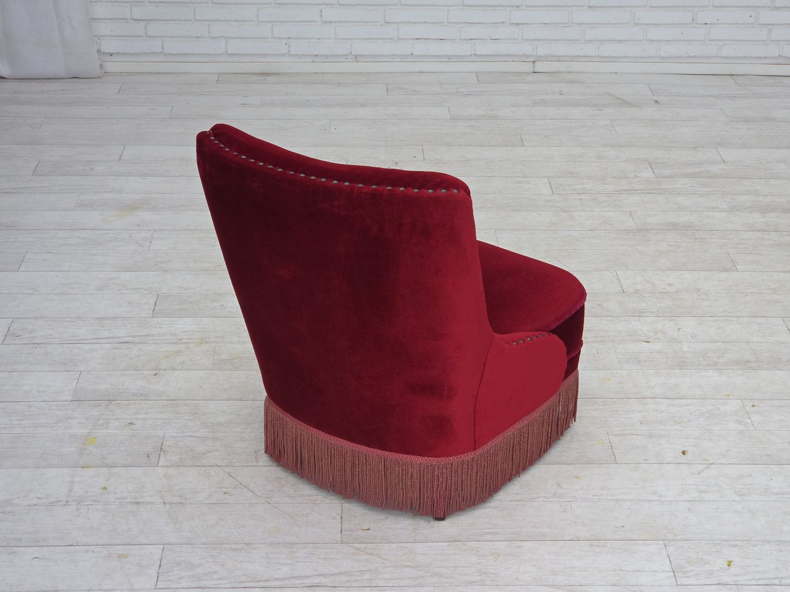 Meubels Ca. Jaren 1960, Deense Fauteuil, Rood Meubelvelours, Beukenhouten Poten. photo