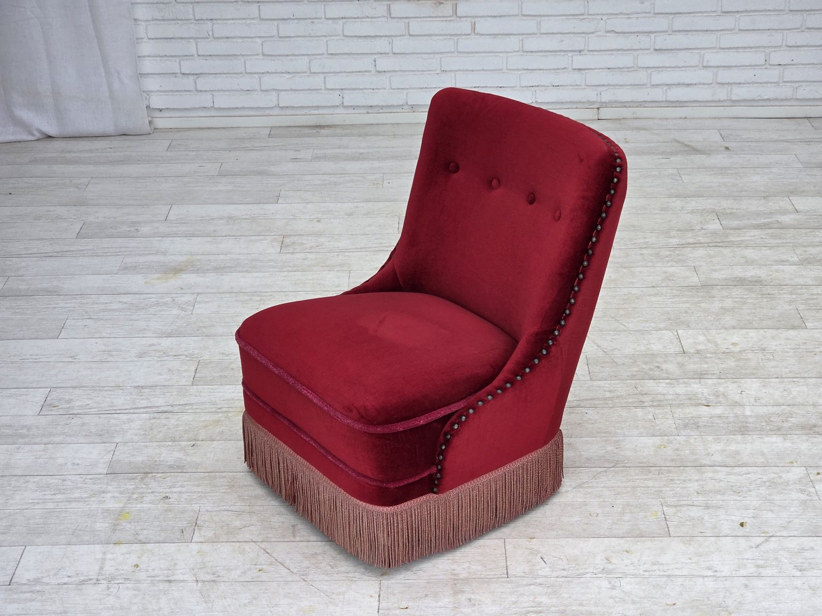 photo buy Ca. Jaren 1960, Deense Fauteuil, Rood Meubelvelours, Beukenhouten Poten.
