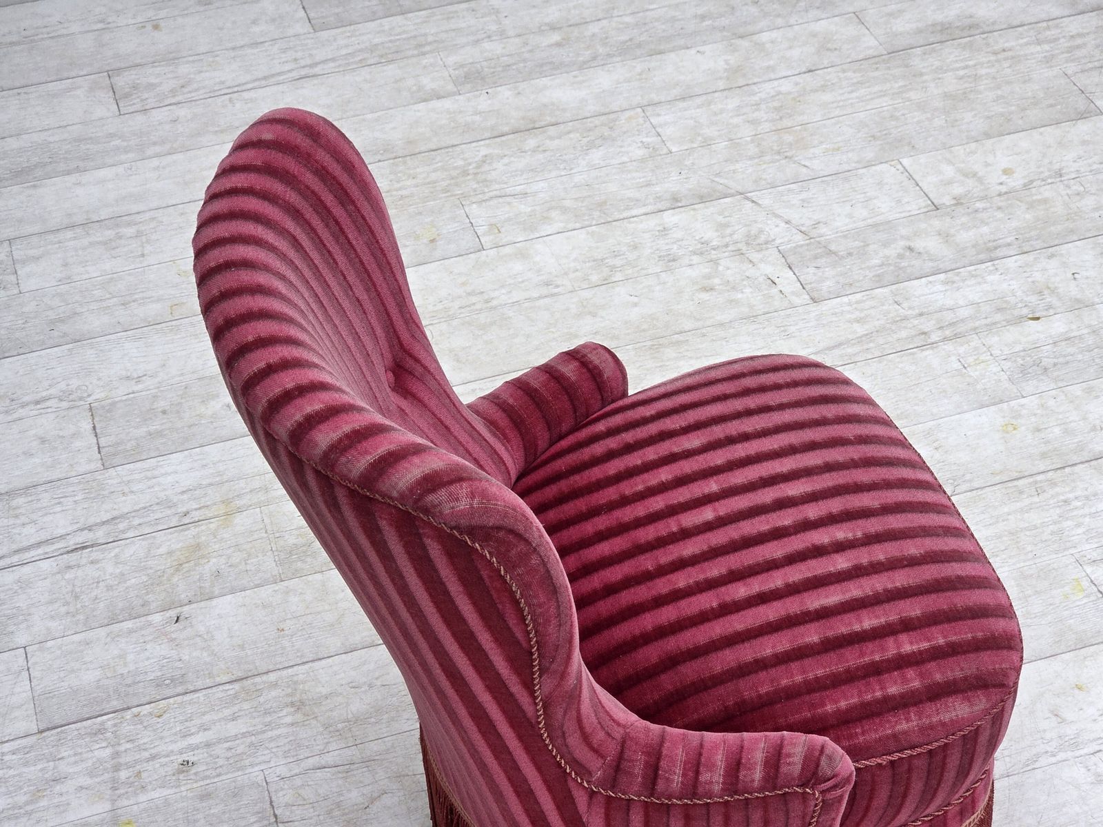 photo furniture Ca. Jaren 1960, Deense Fauteuil, Gestreept Rood Meubelvelours.